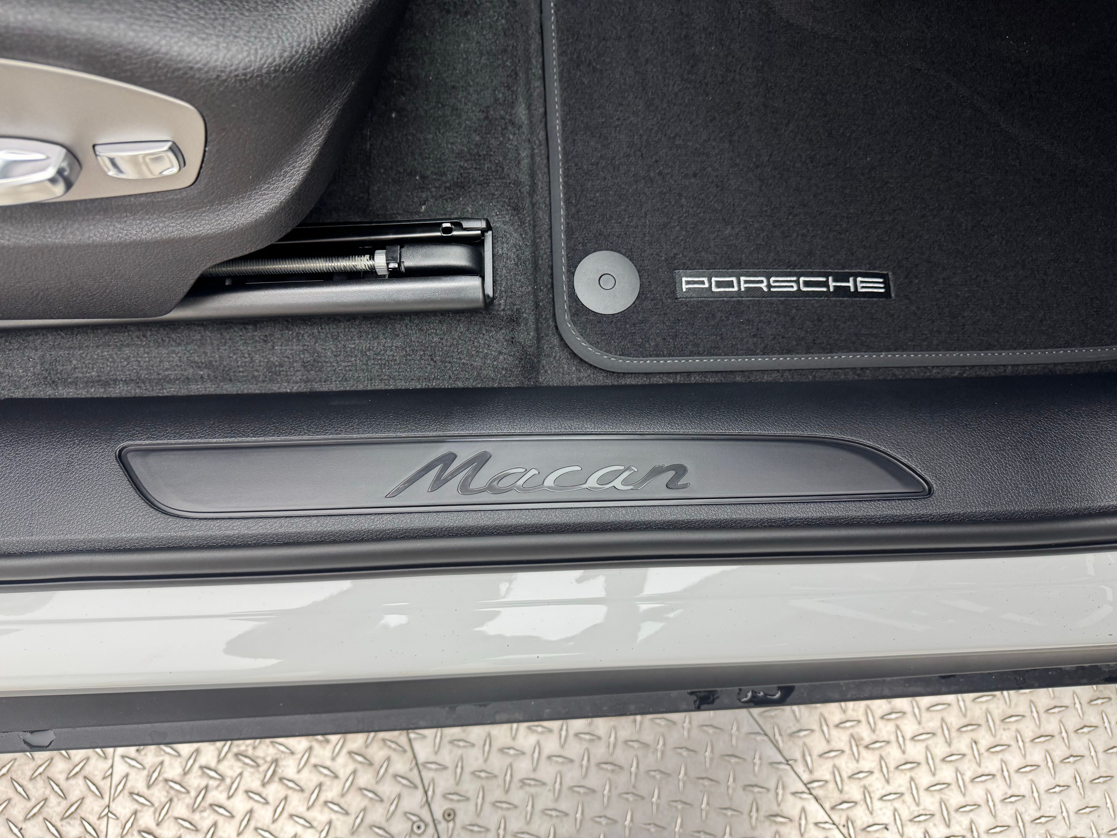 Thumbnail: 2026 Porsche Macan - 26