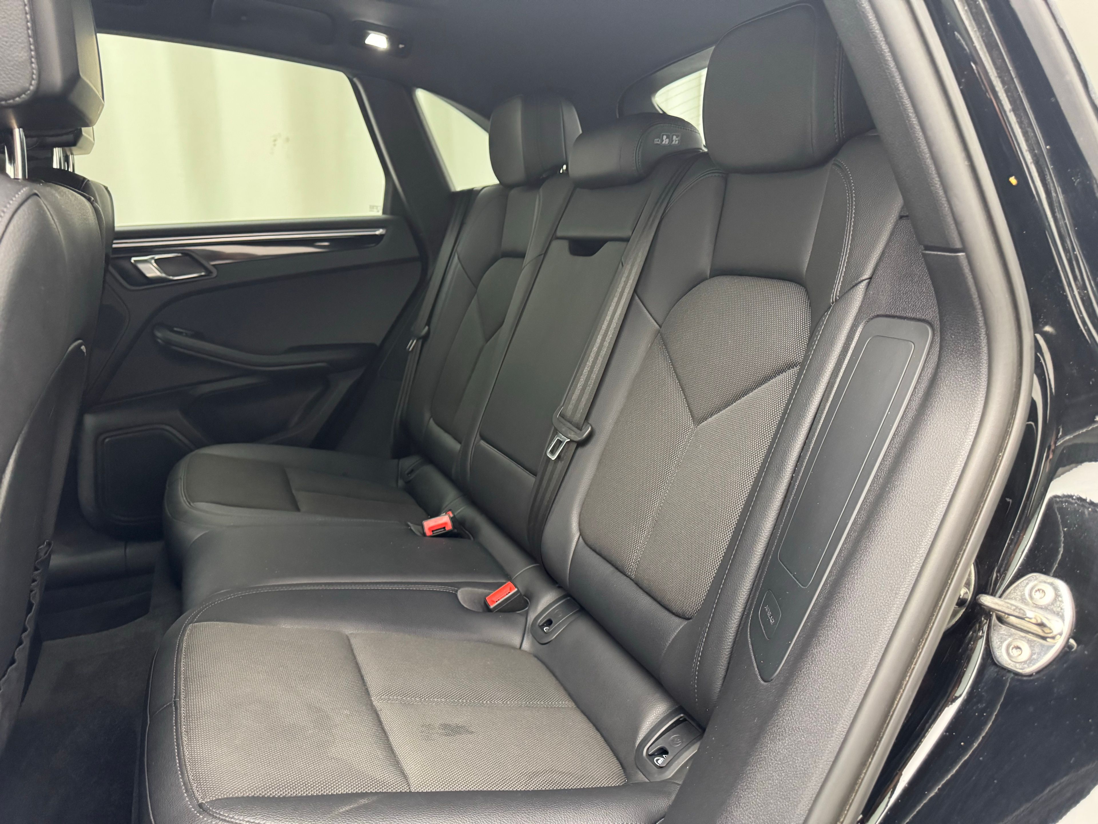 Thumbnail: 2023 Porsche Macan - 25