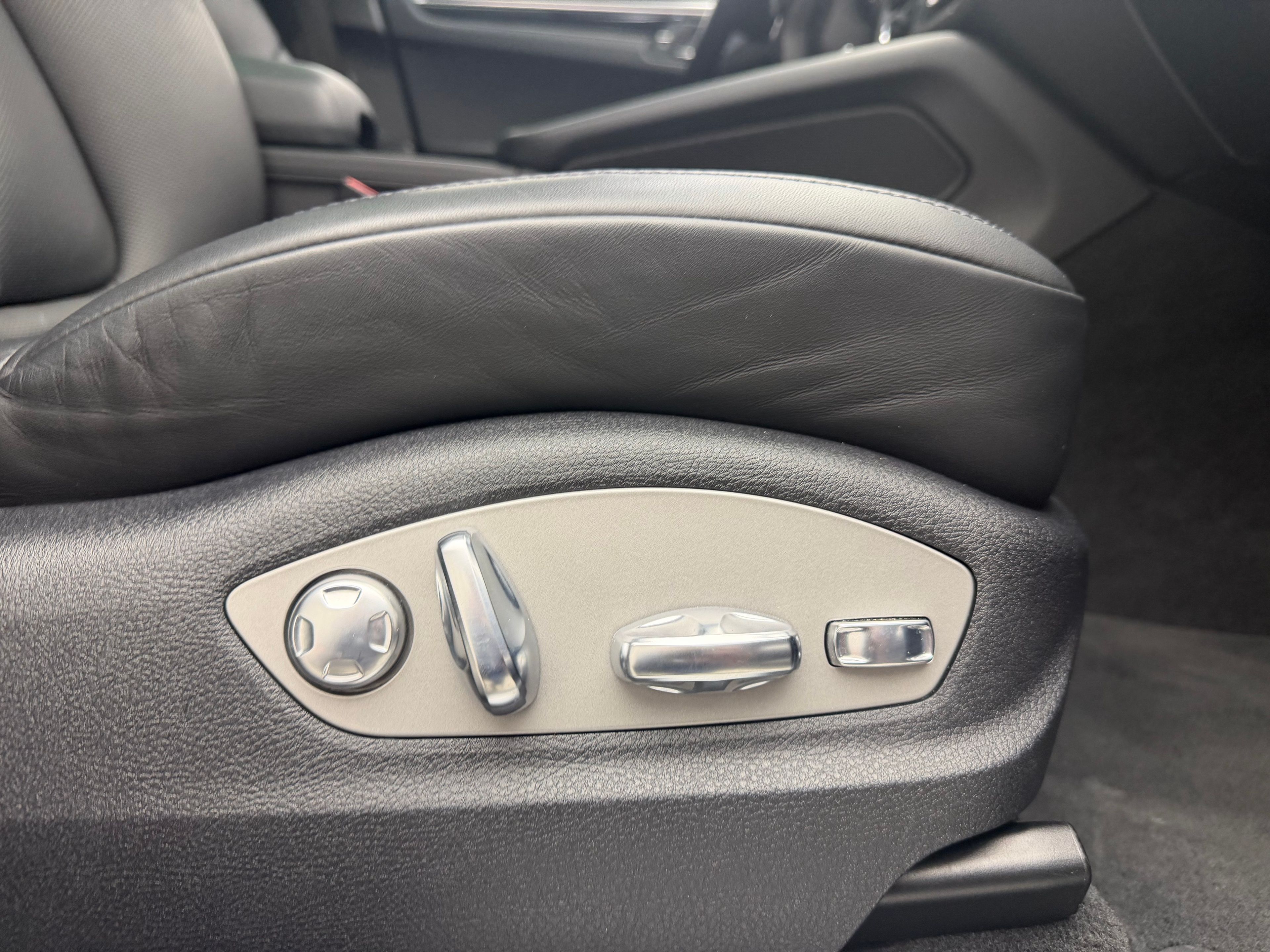 Thumbnail: 2023 Porsche Macan - 23