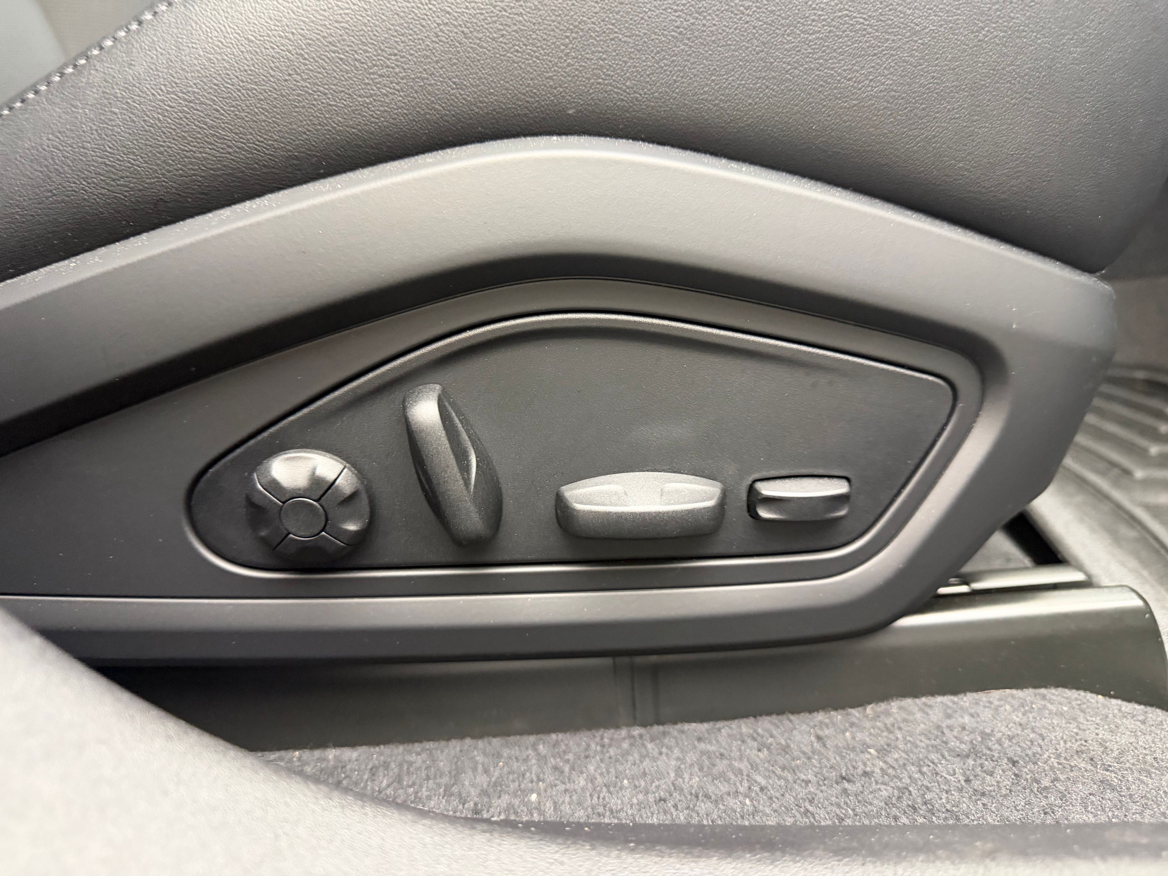 Thumbnail: 2022 Porsche Taycan - 25