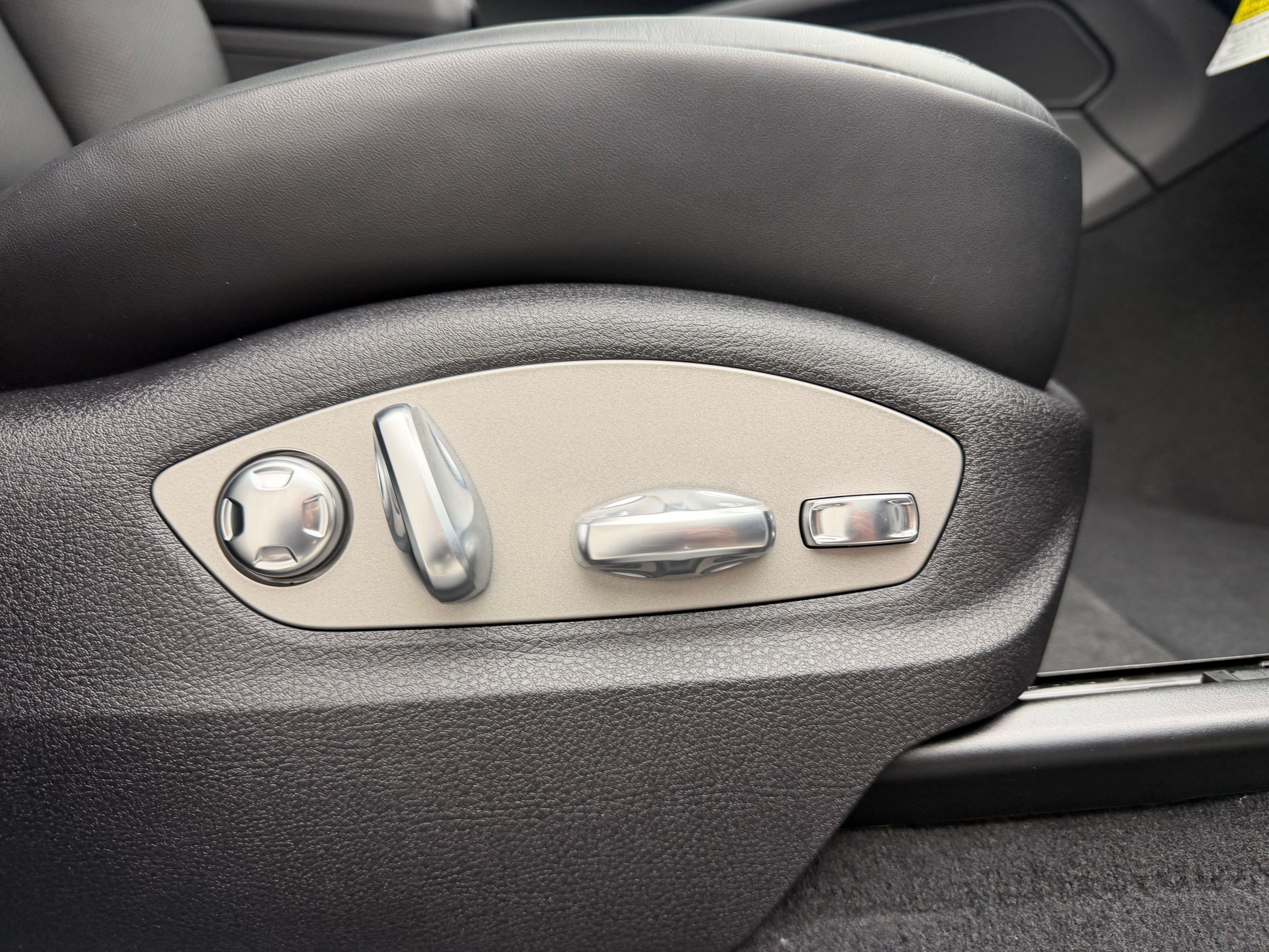 Thumbnail: 2026 Porsche Macan - 19