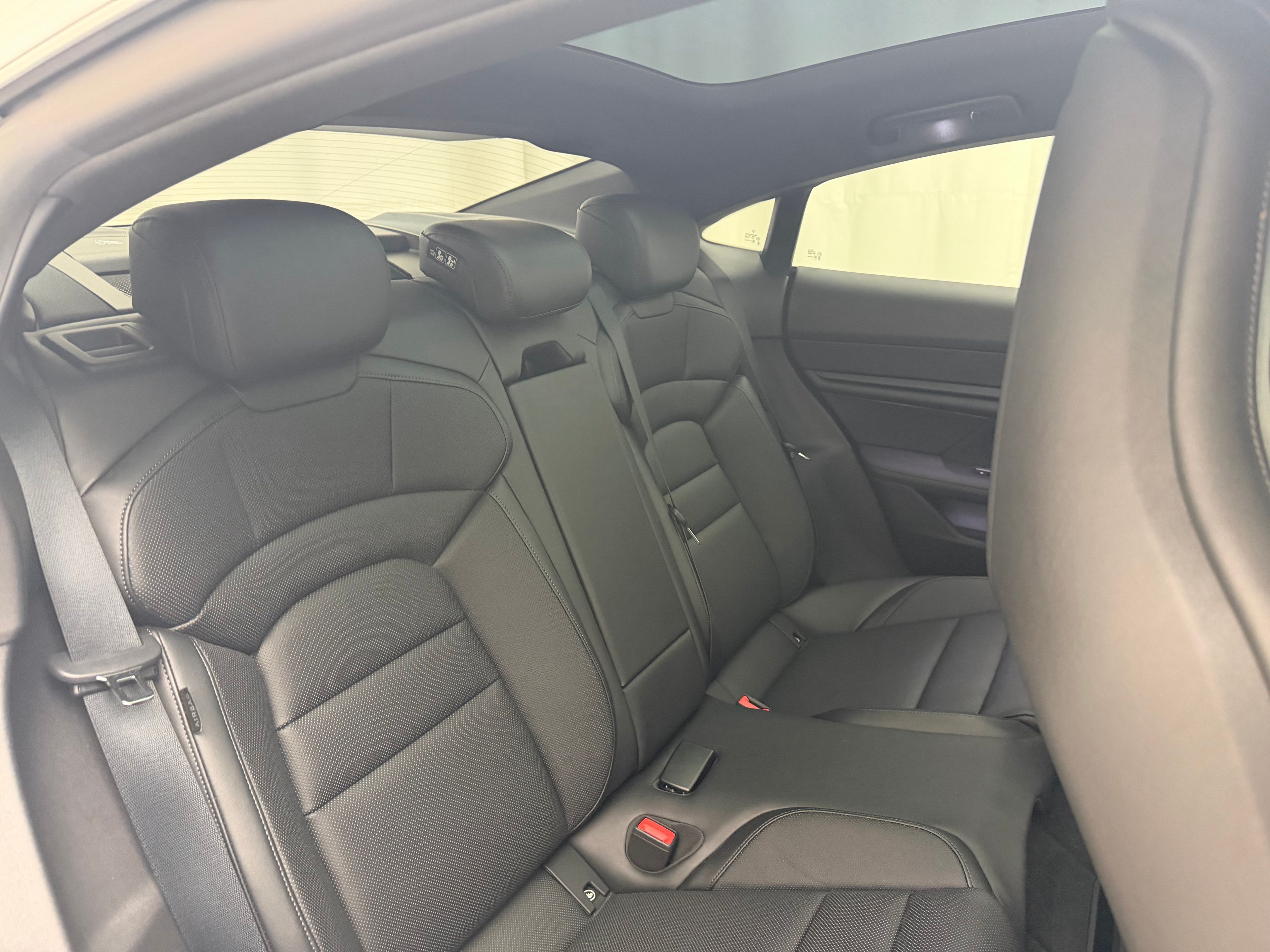 Thumbnail: 2022 Porsche Taycan - 14