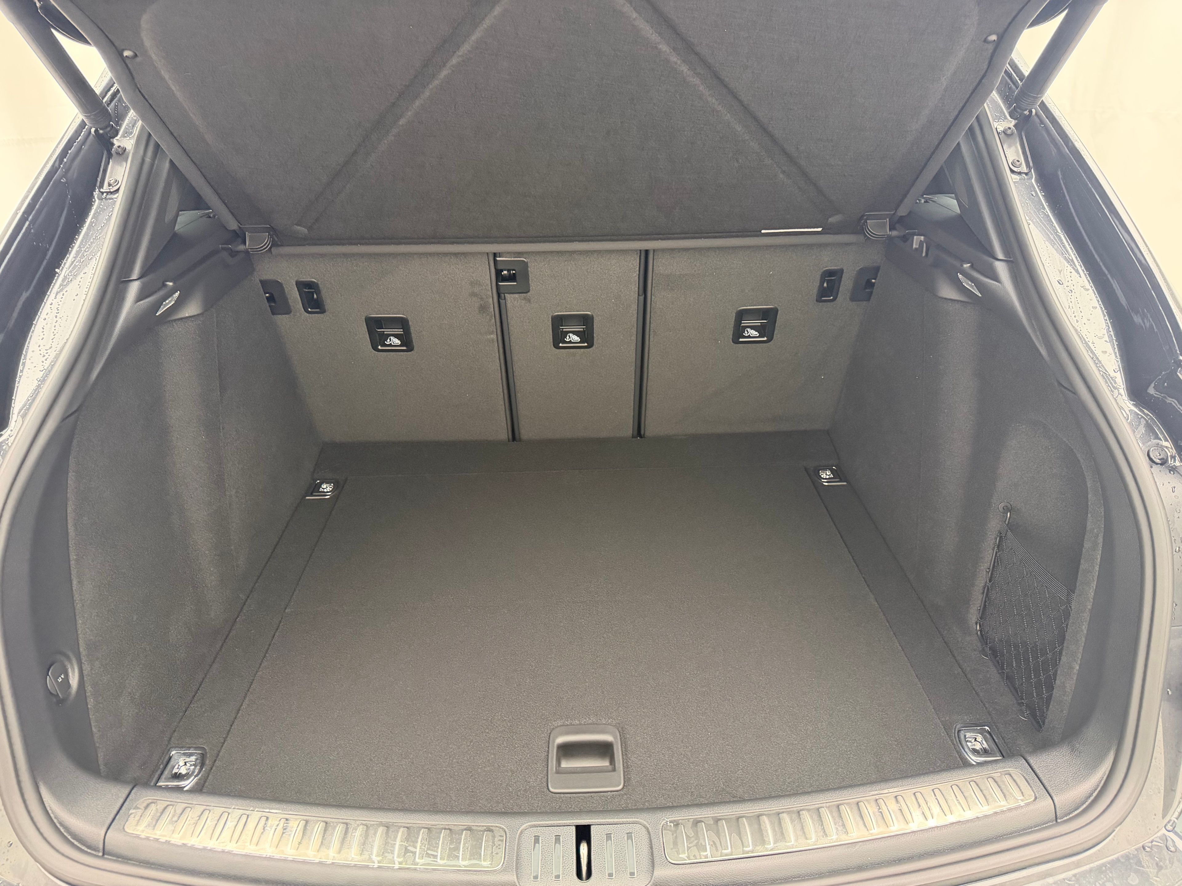 Thumbnail: 2026 Porsche Macan - 23