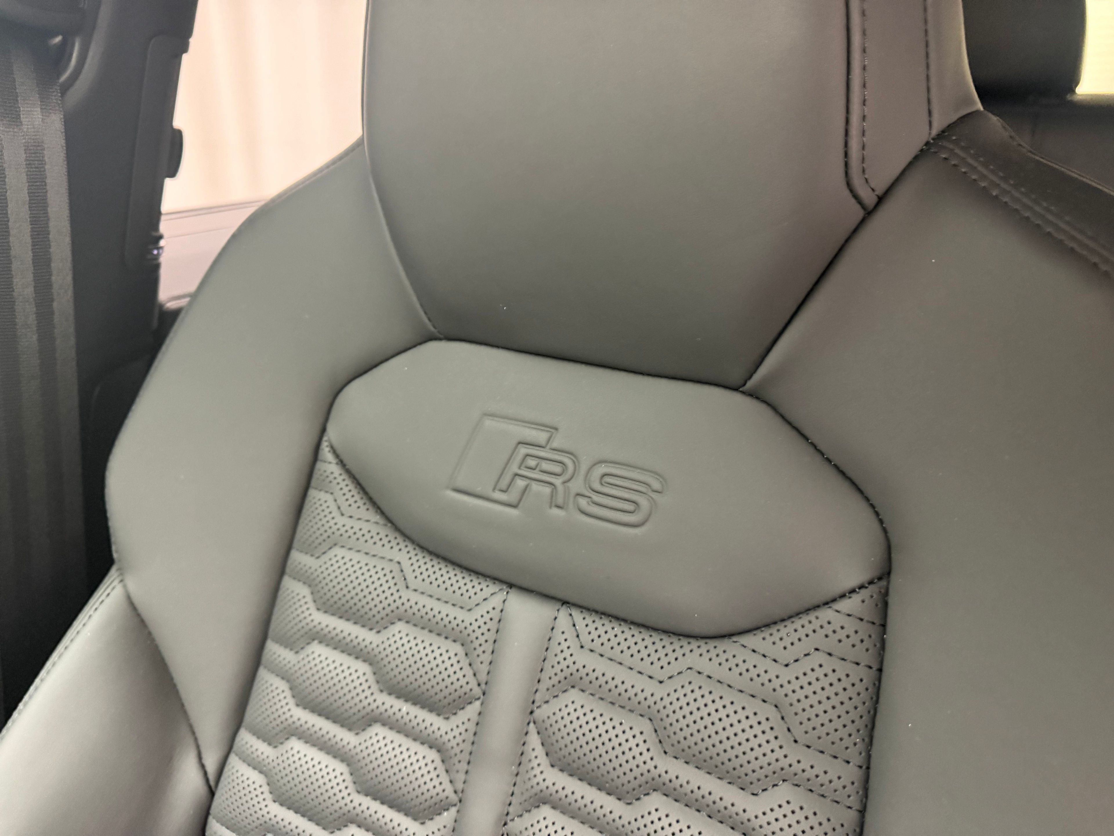 Thumbnail: 2025 Audi RS Q8 - 28