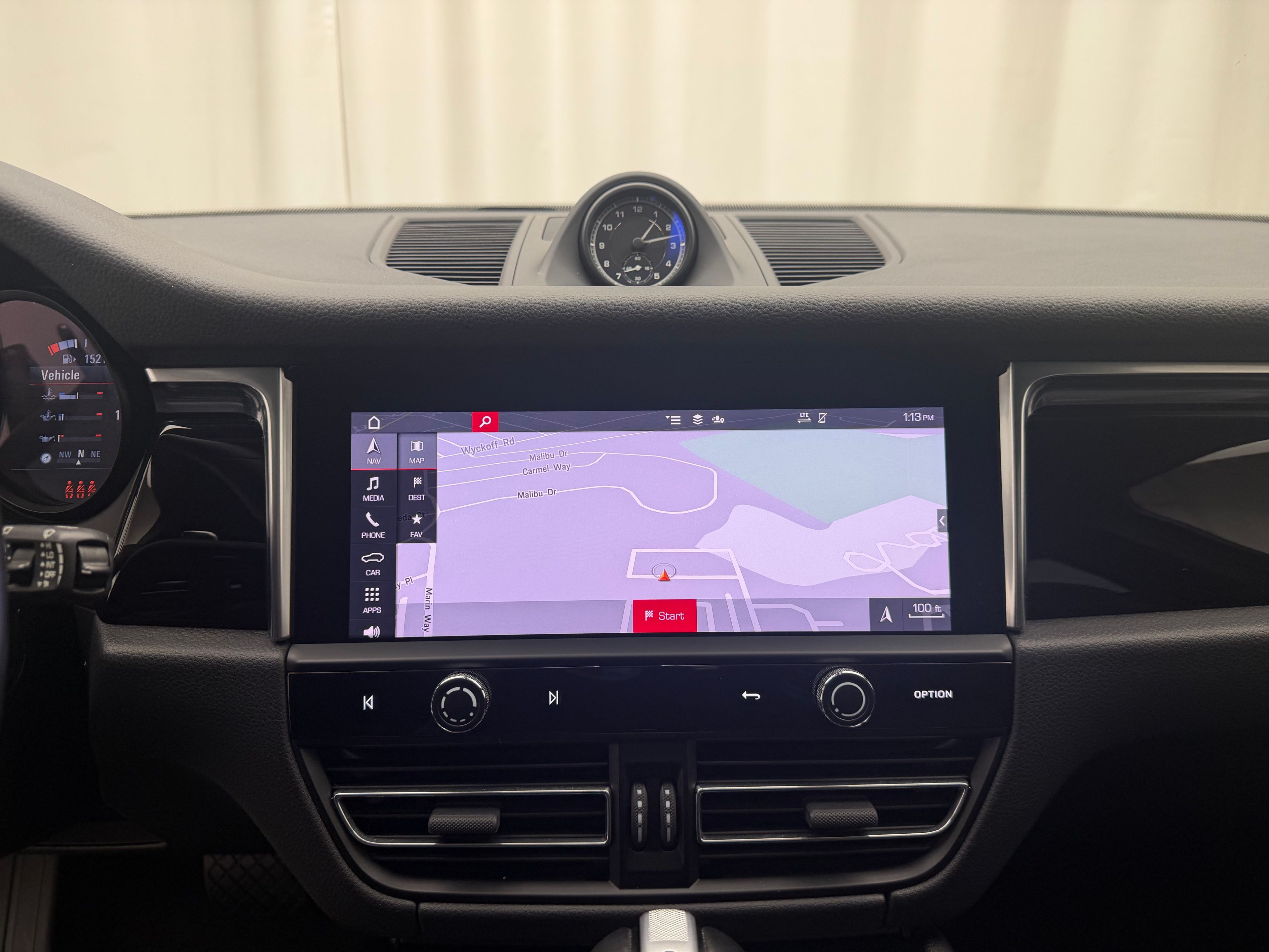 Thumbnail: 2023 Porsche Macan - 32