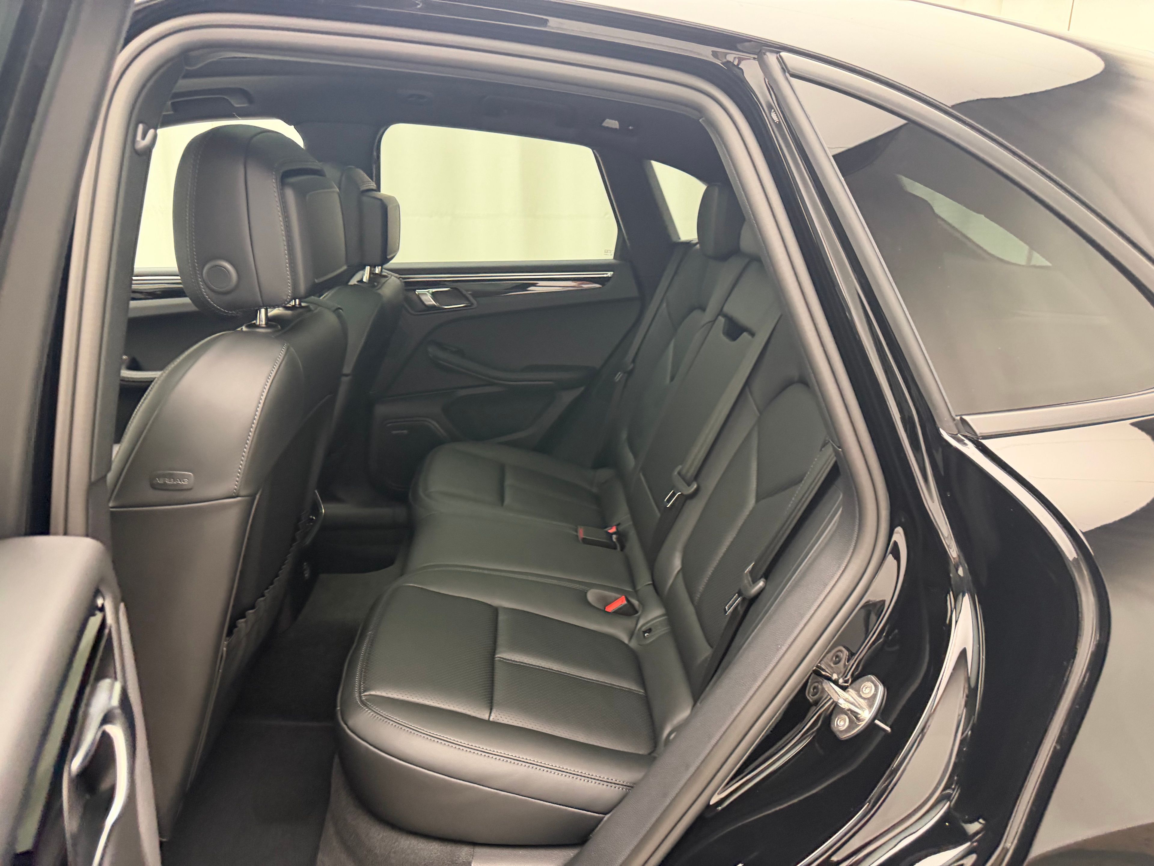 Thumbnail: 2026 Porsche Macan - 25