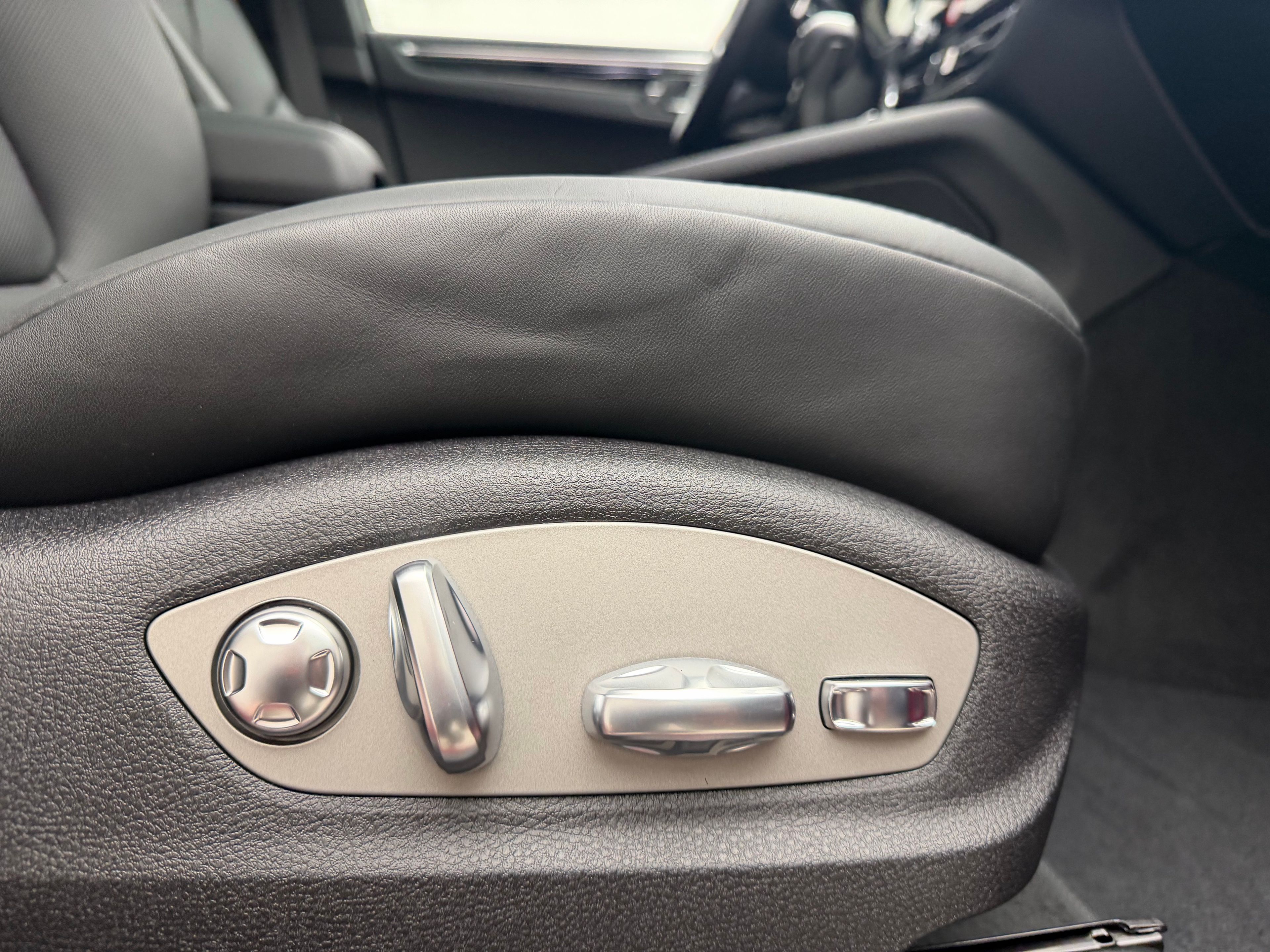 Thumbnail: 2026 Porsche Macan - 21