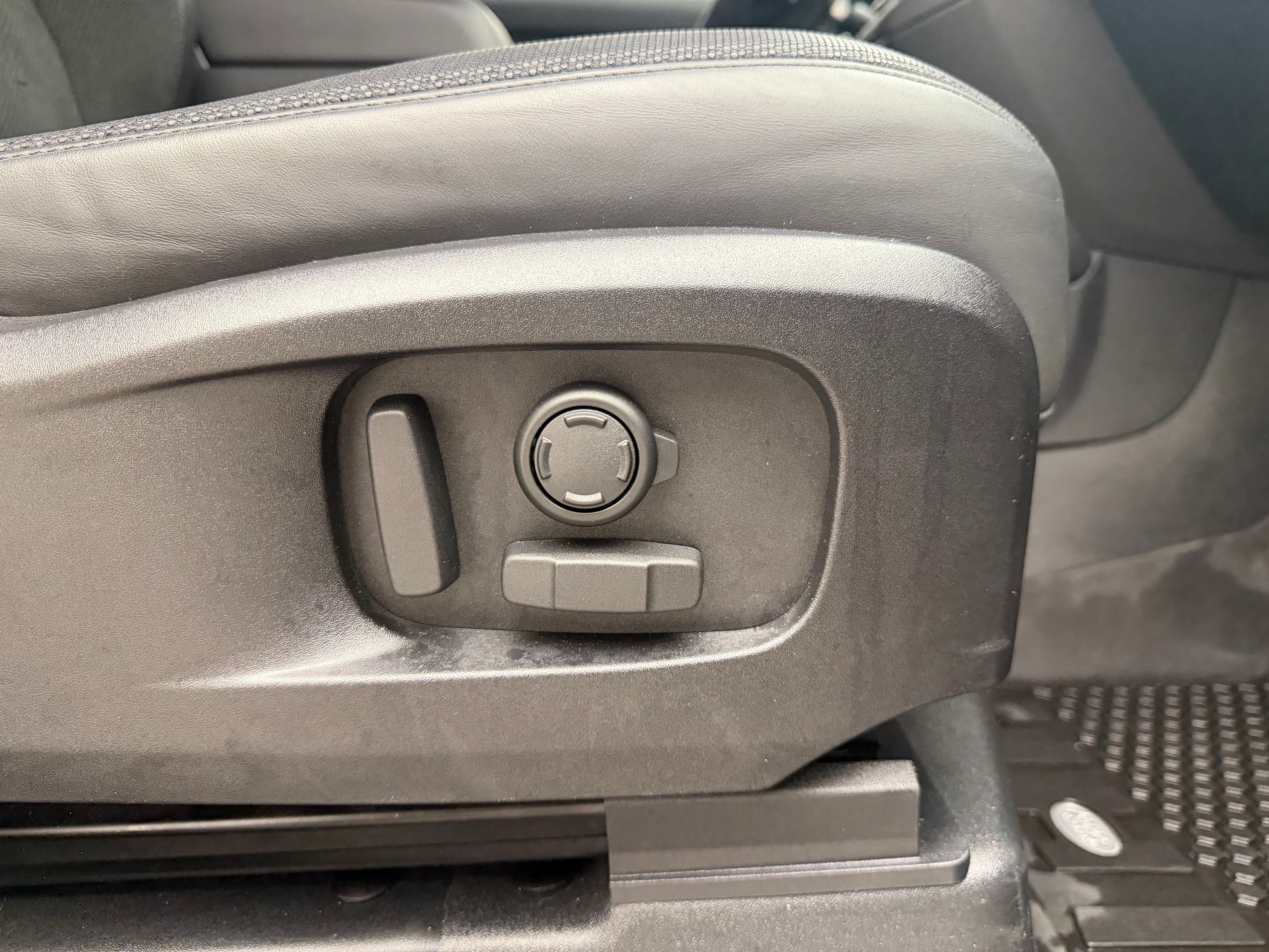 Thumbnail: 2023 Land Rover Defender - 19