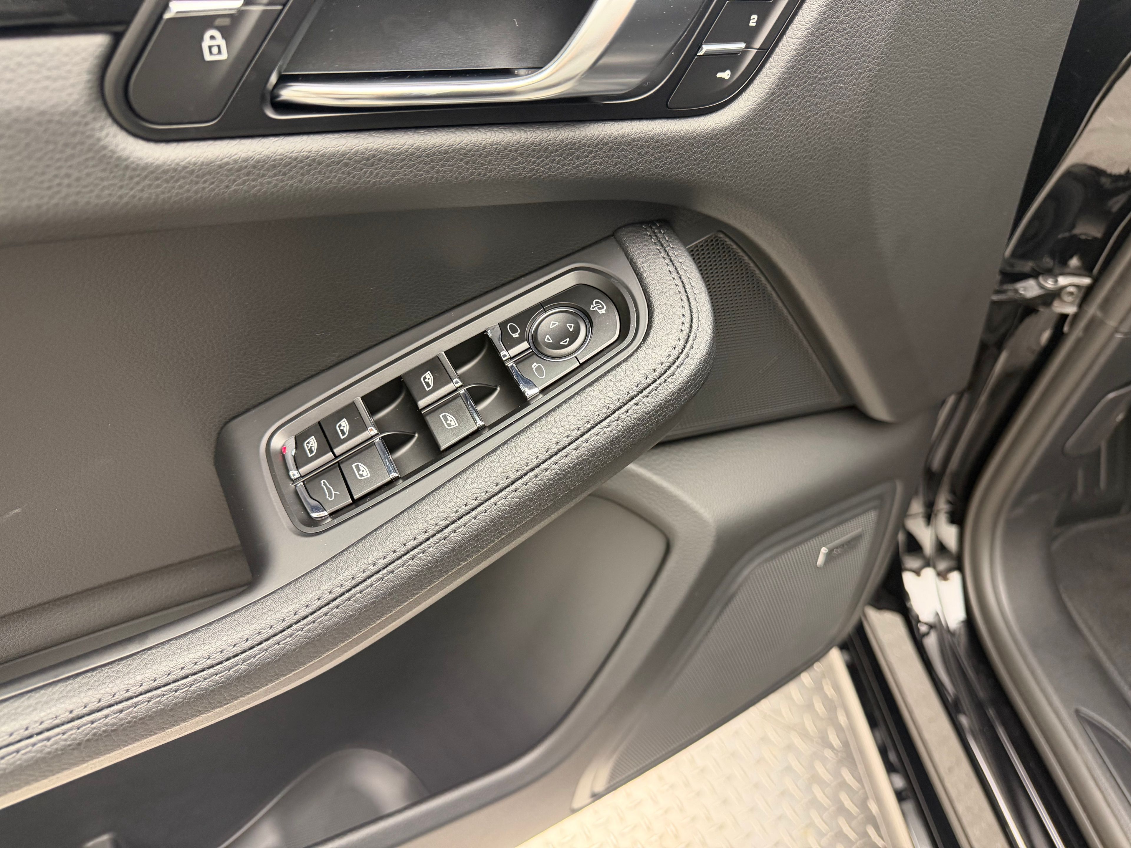 Thumbnail: 2026 Porsche Macan - 27