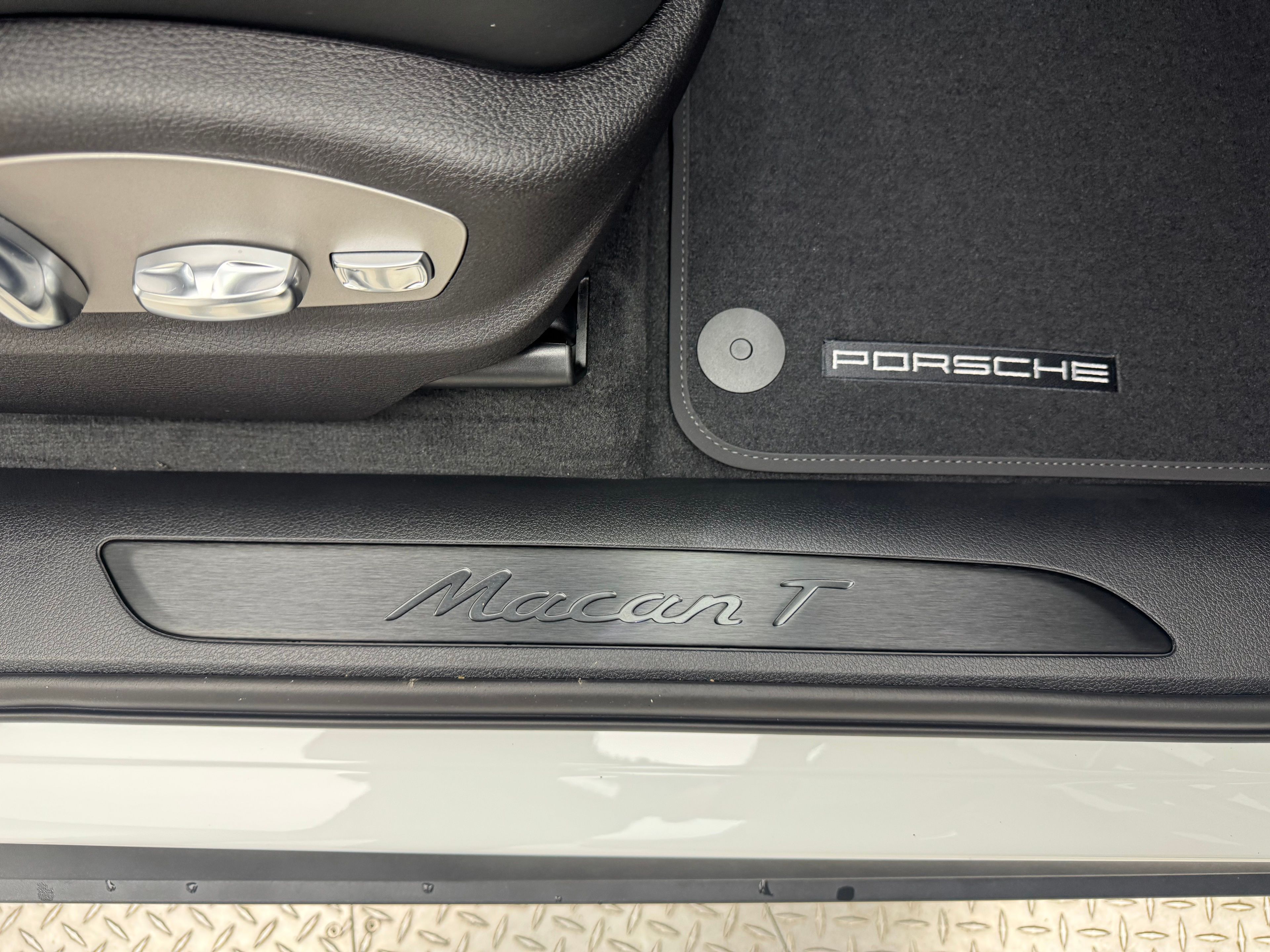 Thumbnail: 2026 Porsche Macan - 29