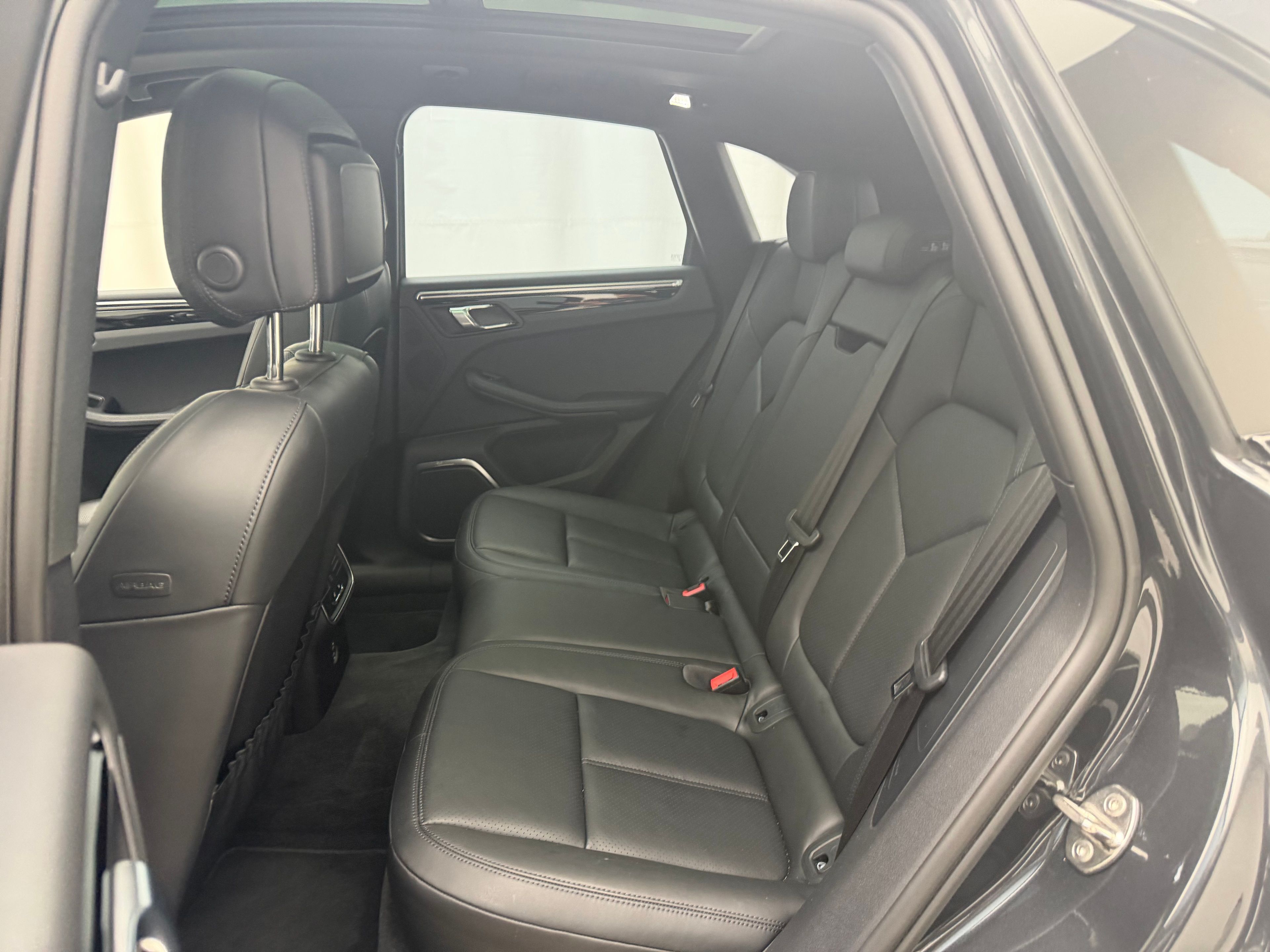 Thumbnail: 2023 Porsche Macan - 25