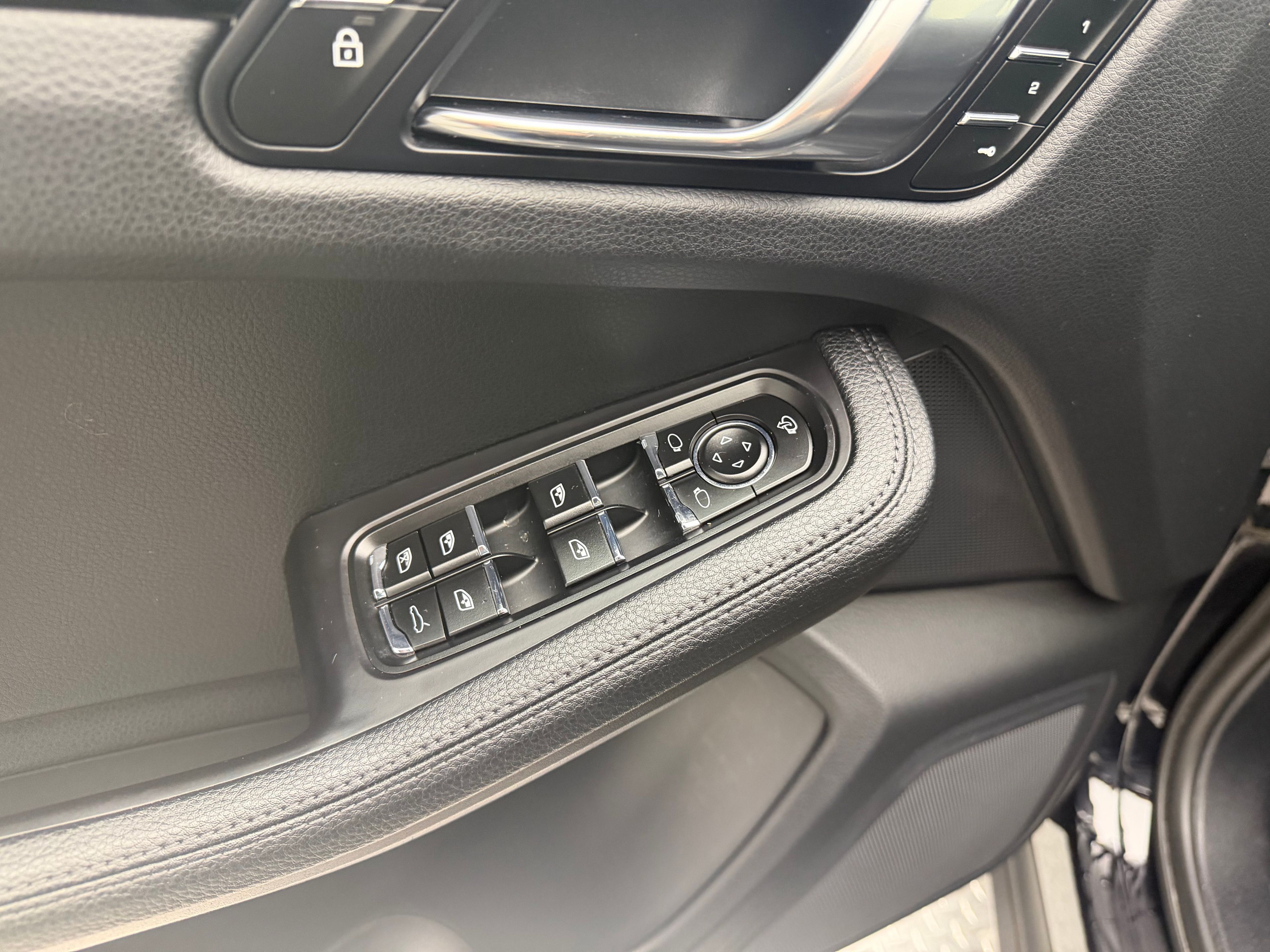 Thumbnail: 2023 Porsche Macan - 27