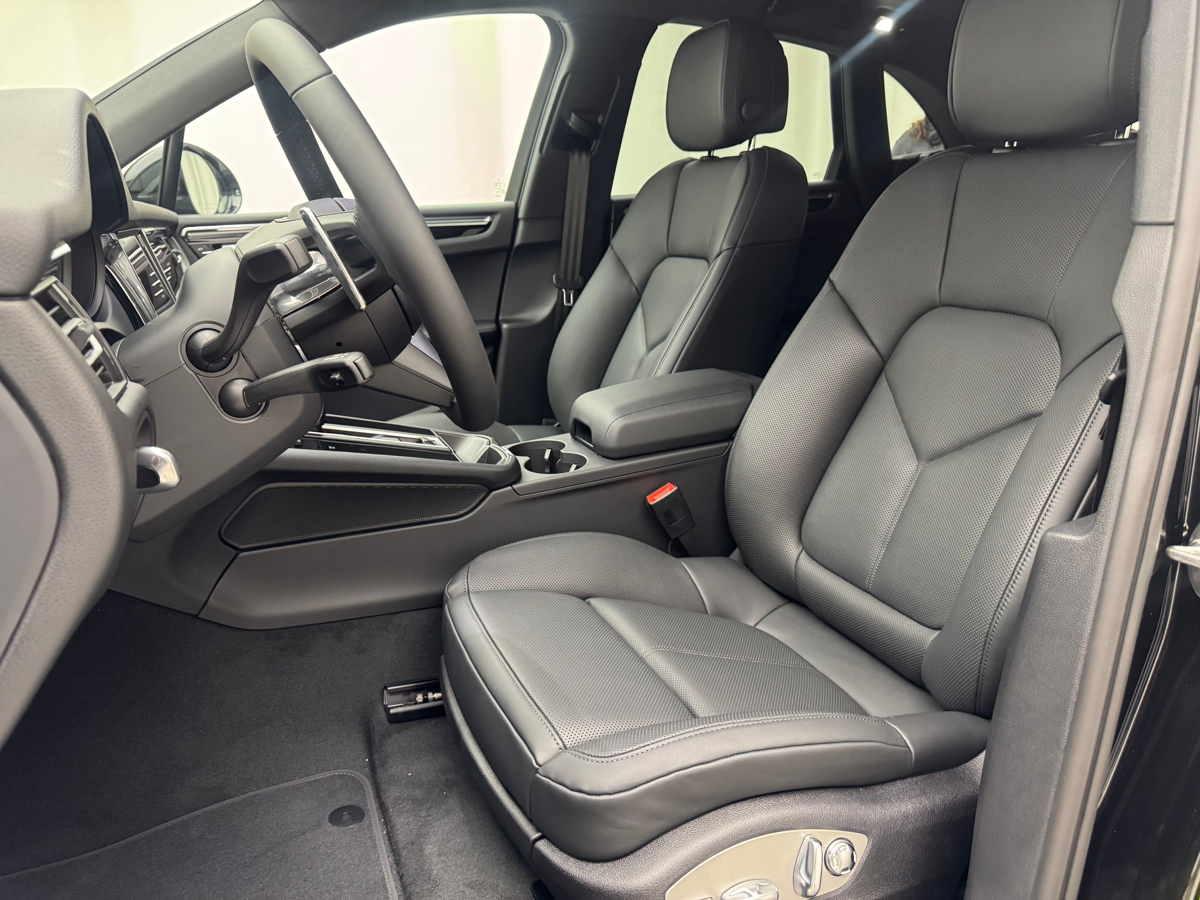 Thumbnail: 2026 Porsche Macan - 5