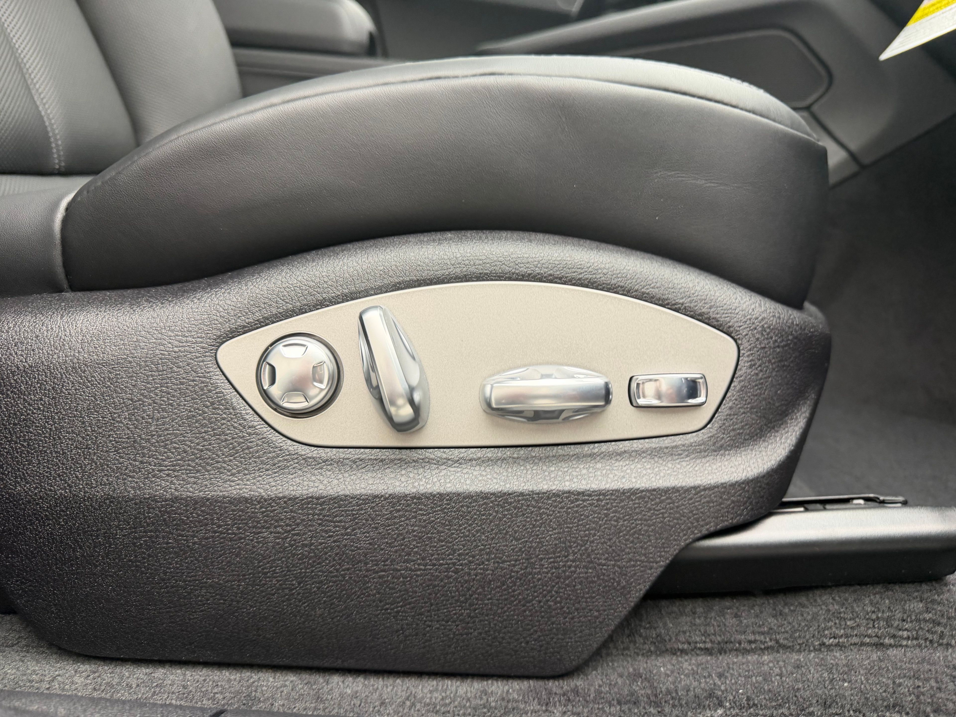 Thumbnail: 2026 Porsche Macan - 20