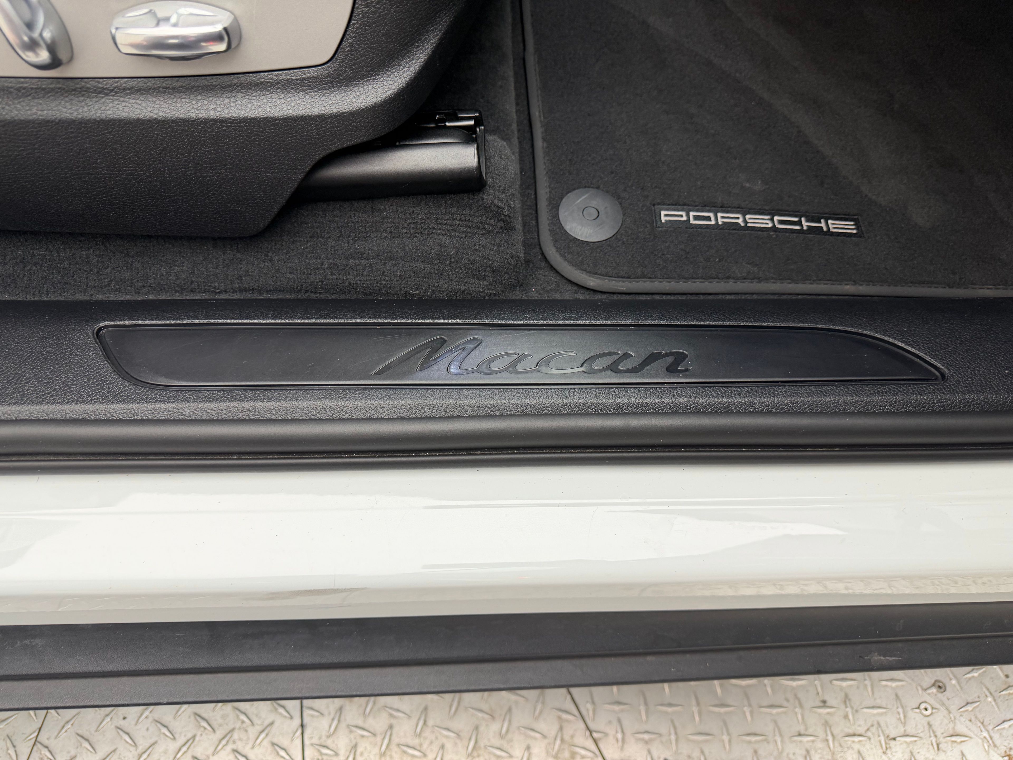 Thumbnail: 2020 Porsche Macan - 16