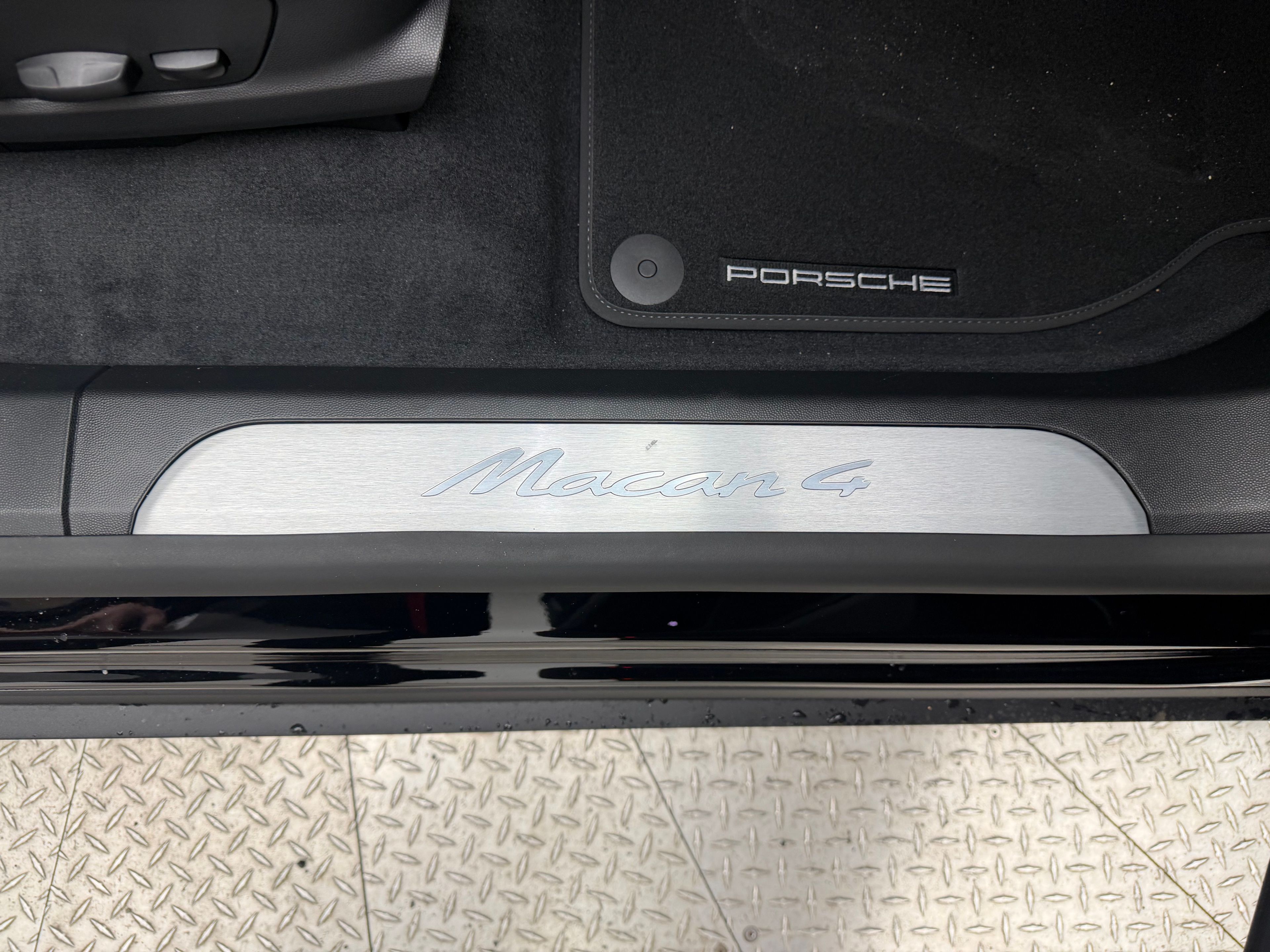 Thumbnail: 2026 Porsche Macan - 27