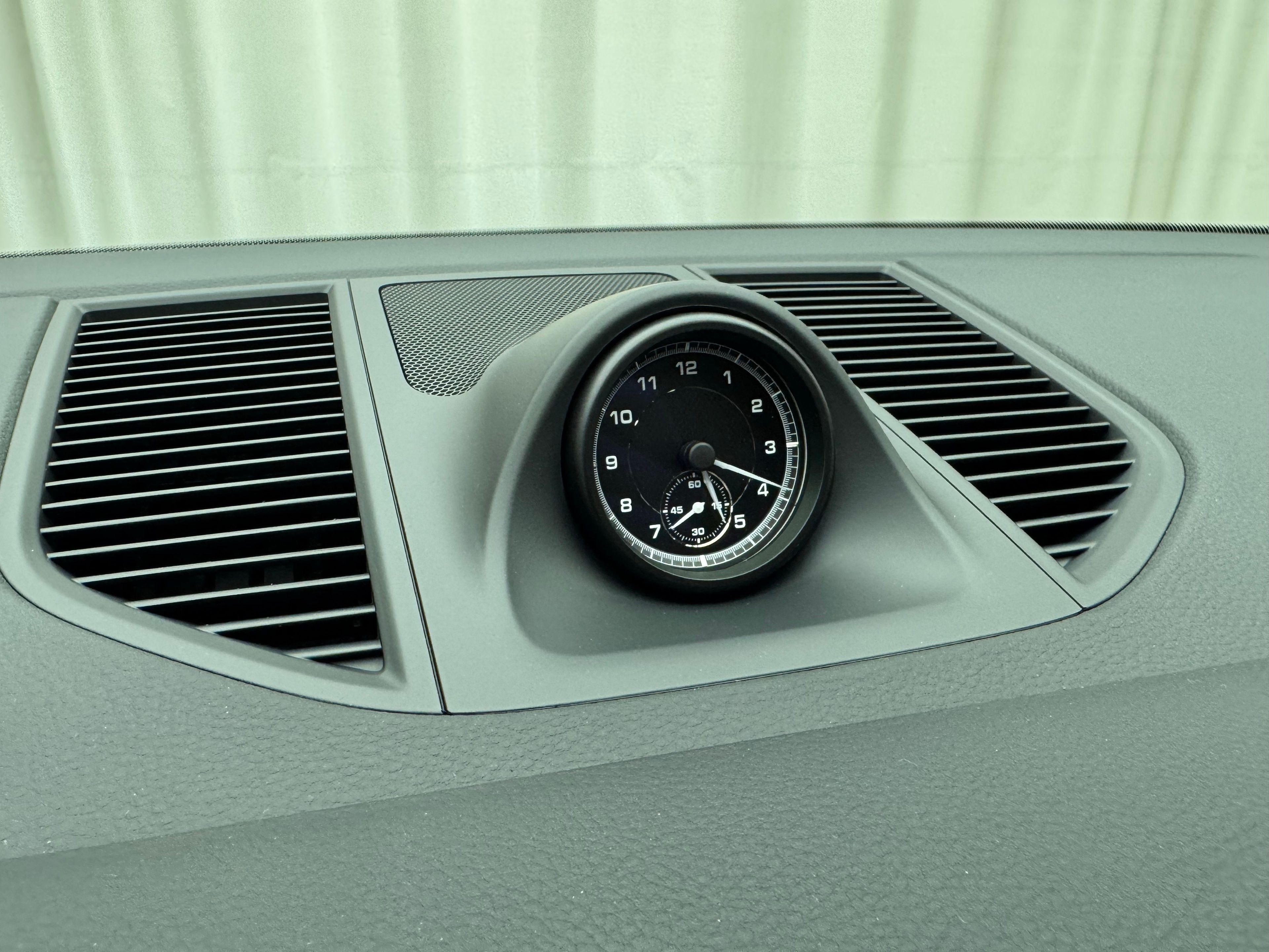 Thumbnail: 2026 Porsche Macan - 30