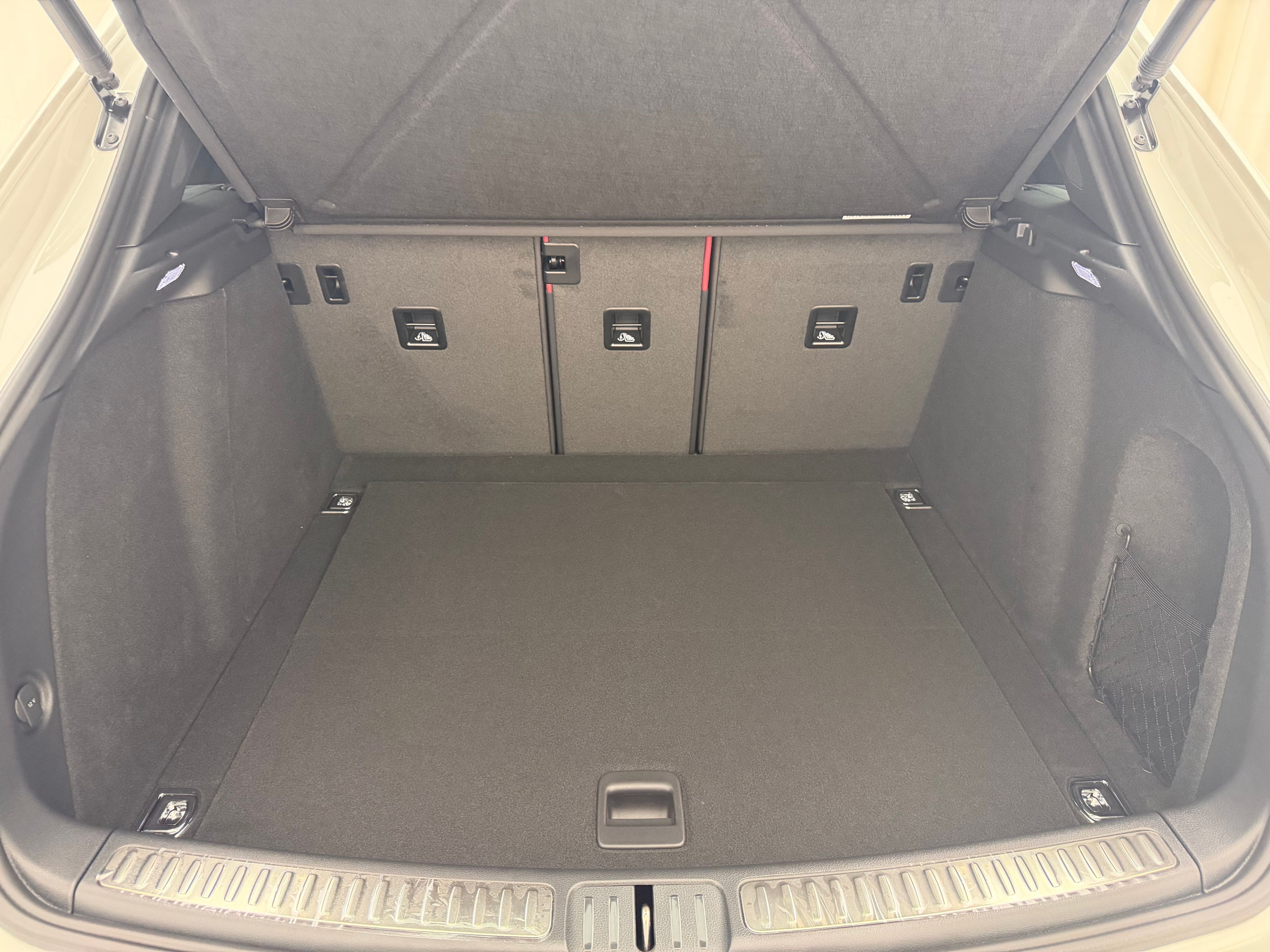 Thumbnail: 2026 Porsche Macan - 21