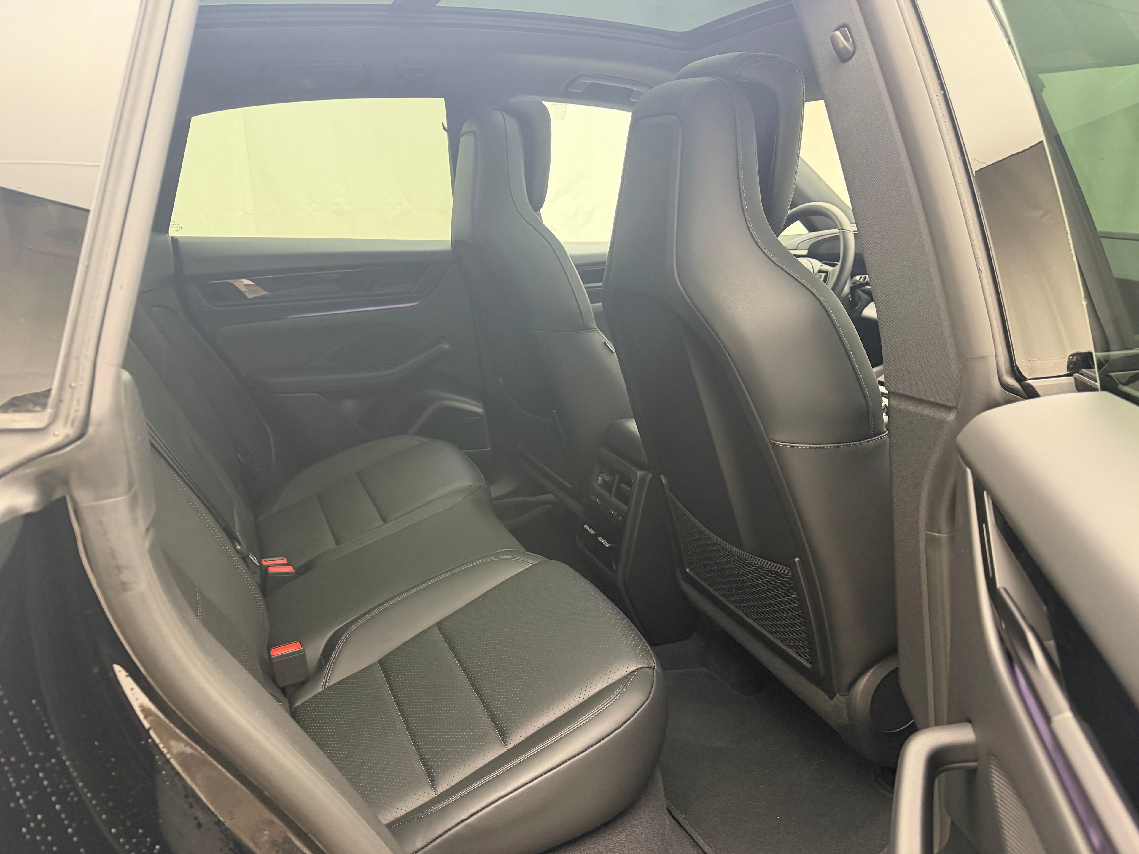 Thumbnail: 2026 Porsche Macan - 21