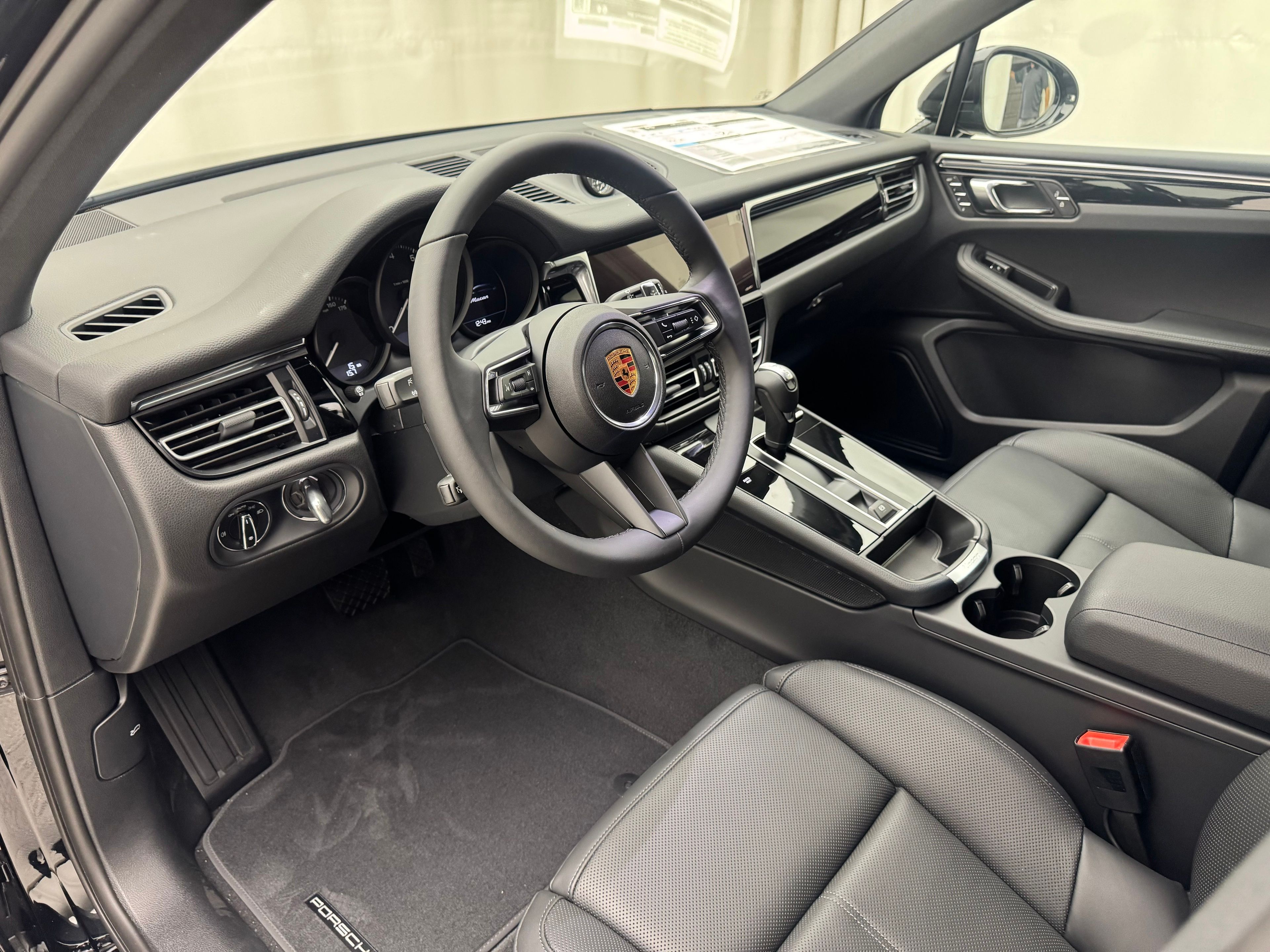 Thumbnail: 2026 Porsche Macan - 4