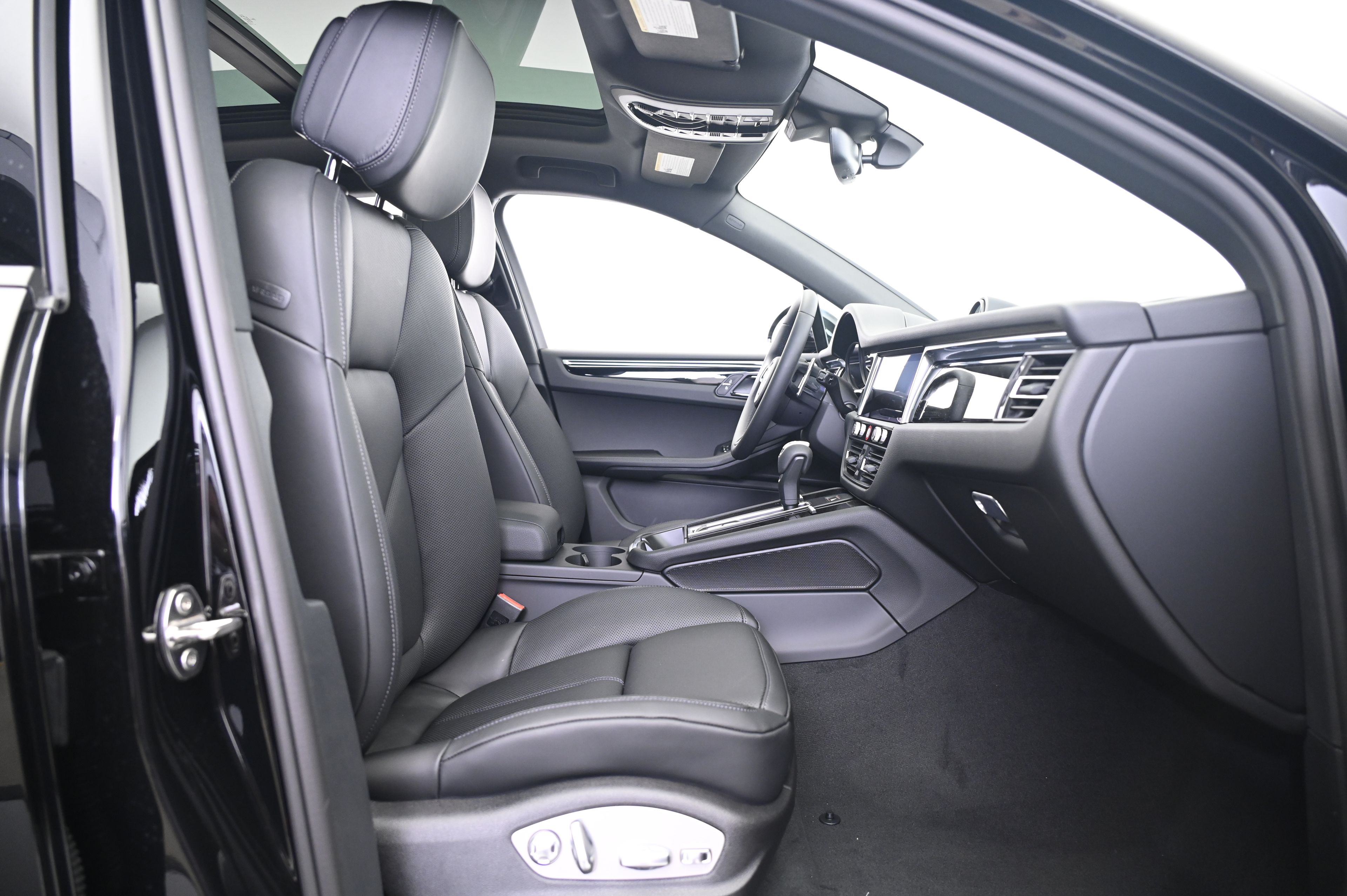 Thumbnail: 2025 Porsche Macan - 22