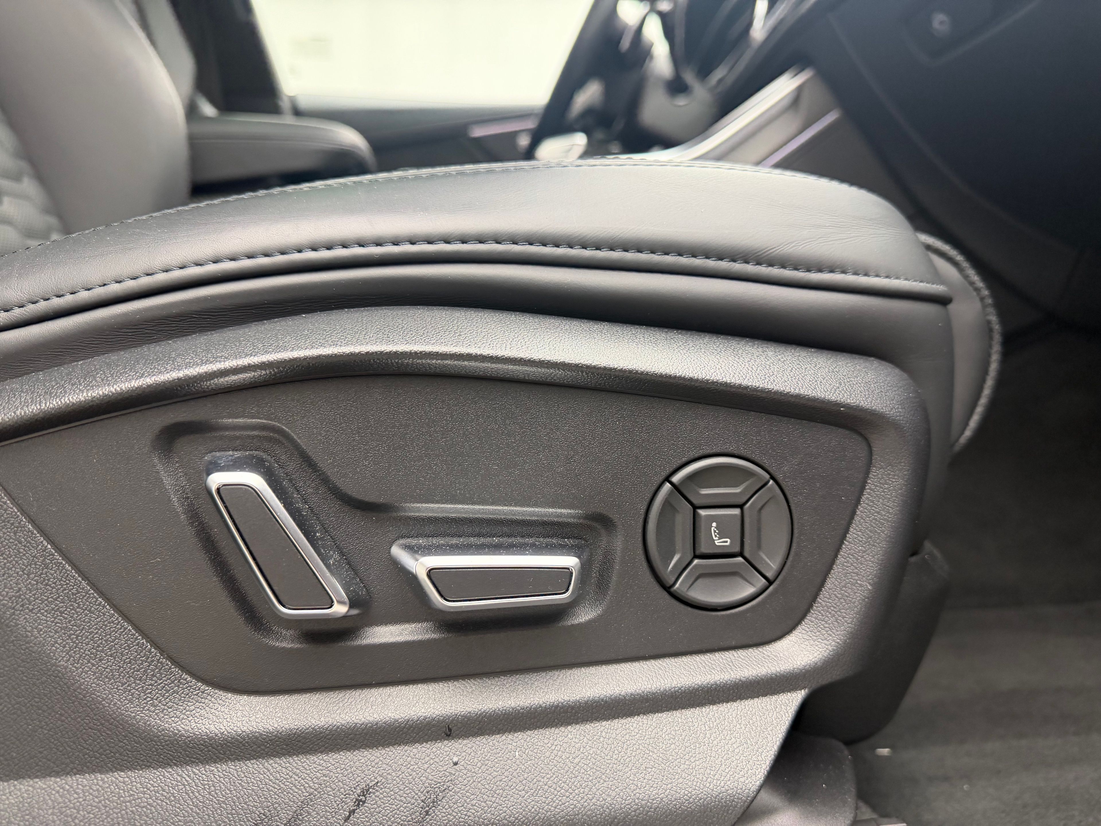 Thumbnail: 2022 Audi RS Q8 - 15