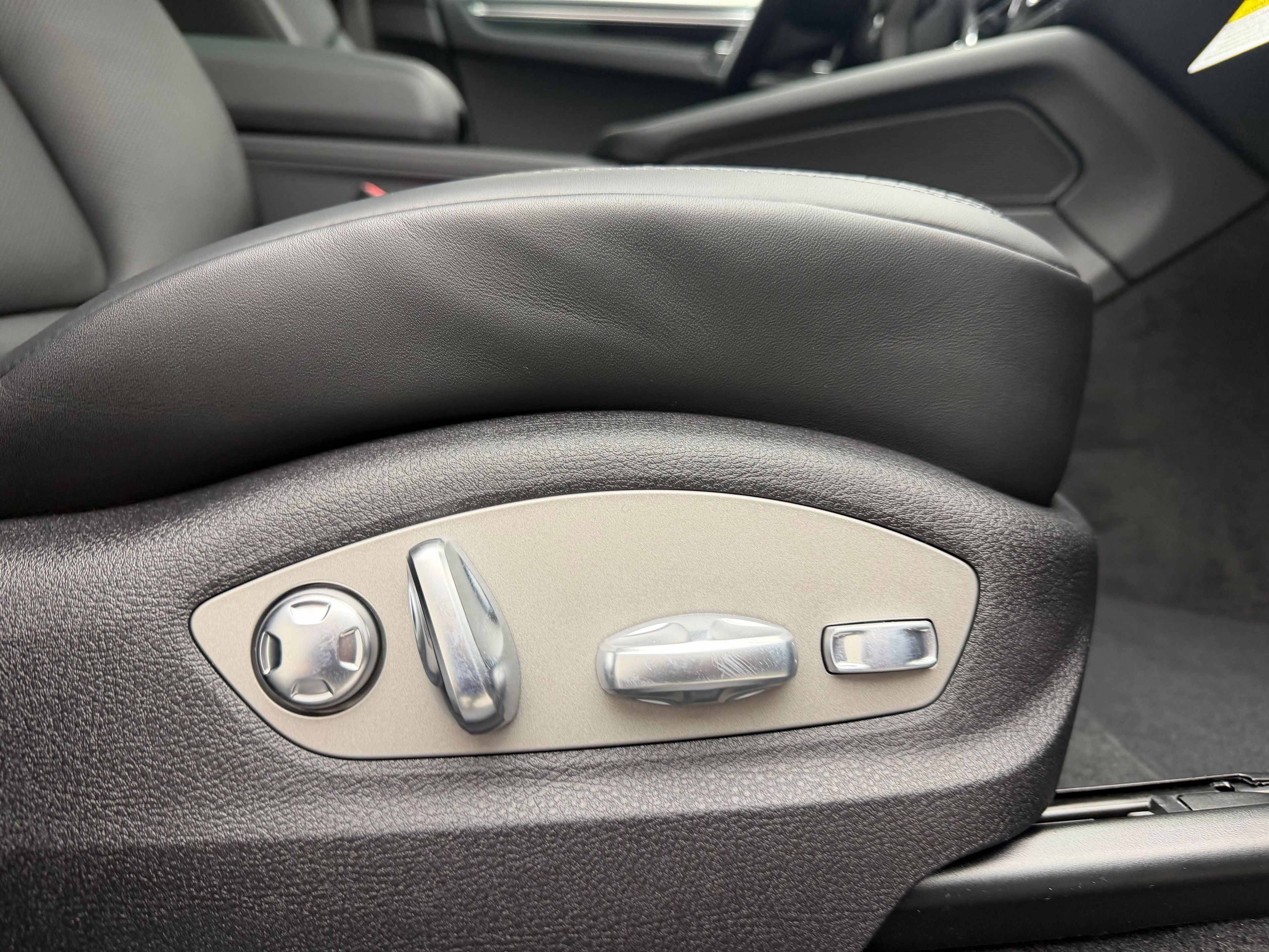 Thumbnail: 2026 Porsche Macan - 22