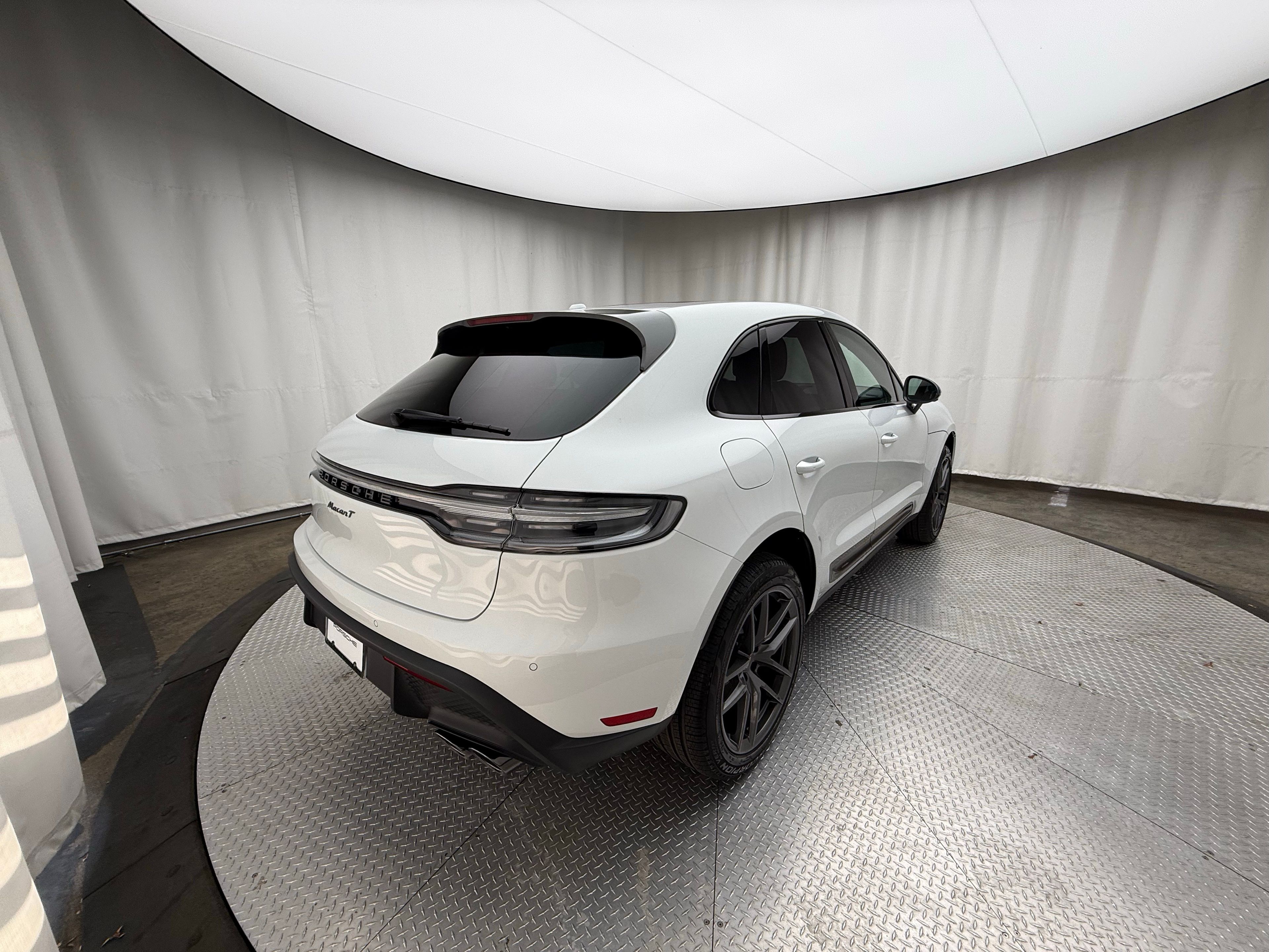 Thumbnail: 2026 Porsche Macan - 10