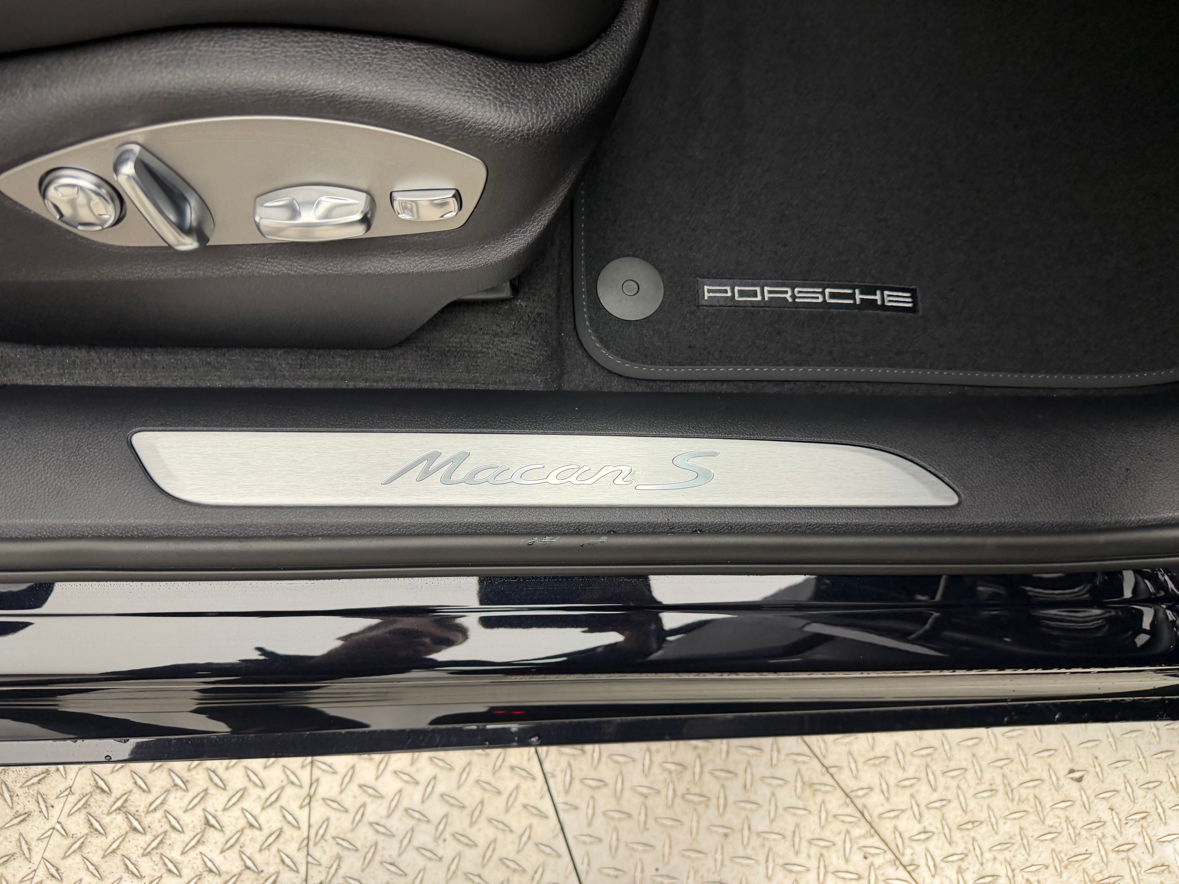 Thumbnail: 2026 Porsche Macan - 18