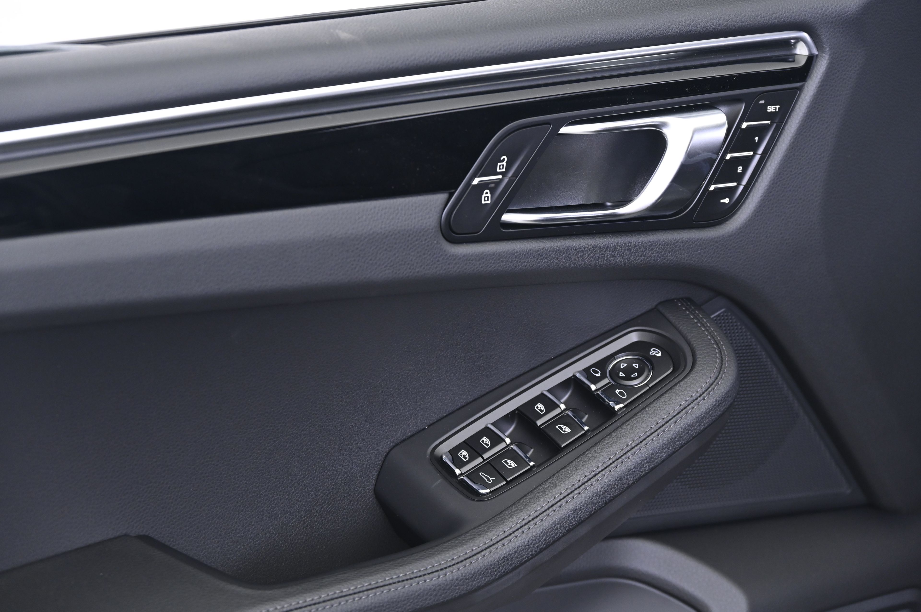 Thumbnail: 2025 Porsche Macan - 25