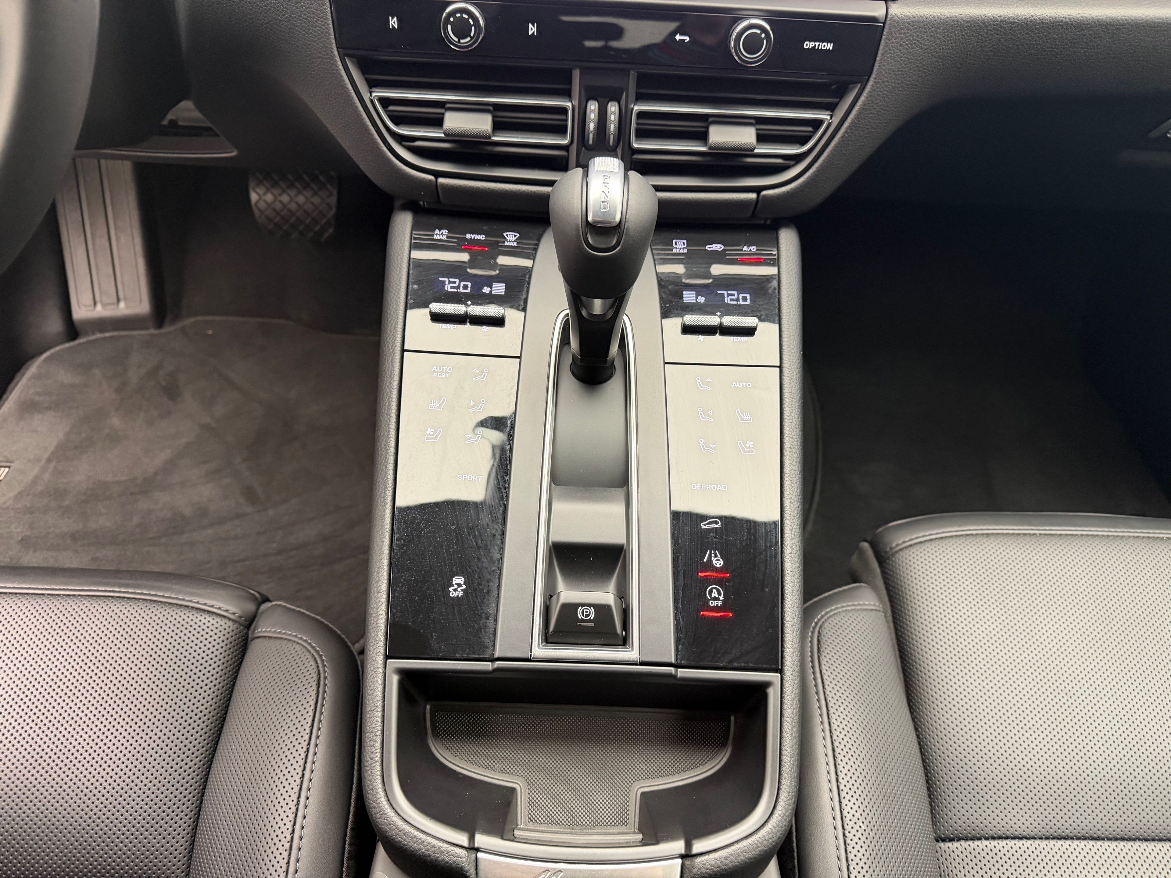 Thumbnail: 2025 Porsche Macan - 31