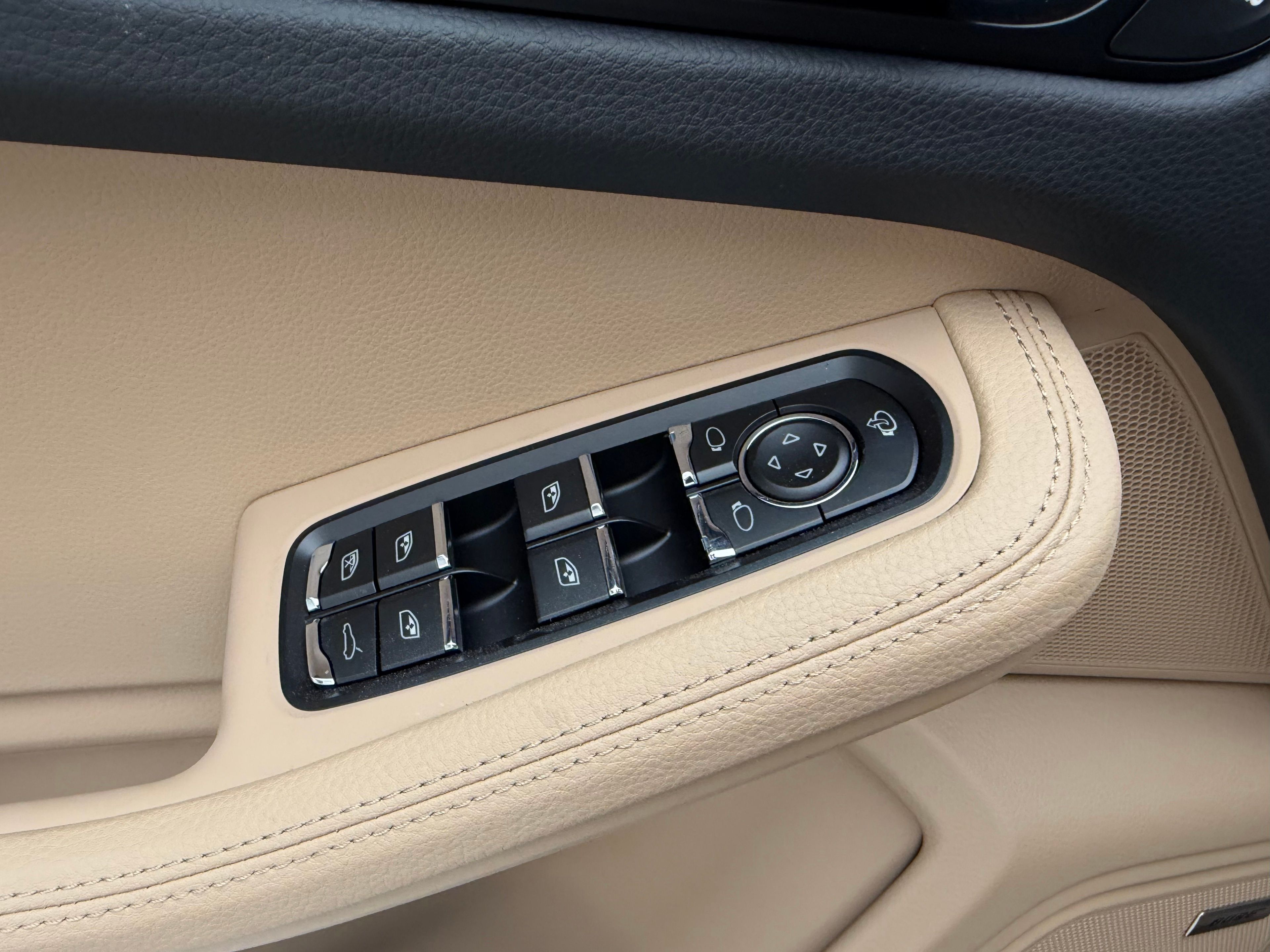 Thumbnail: 2026 Porsche Macan - 32