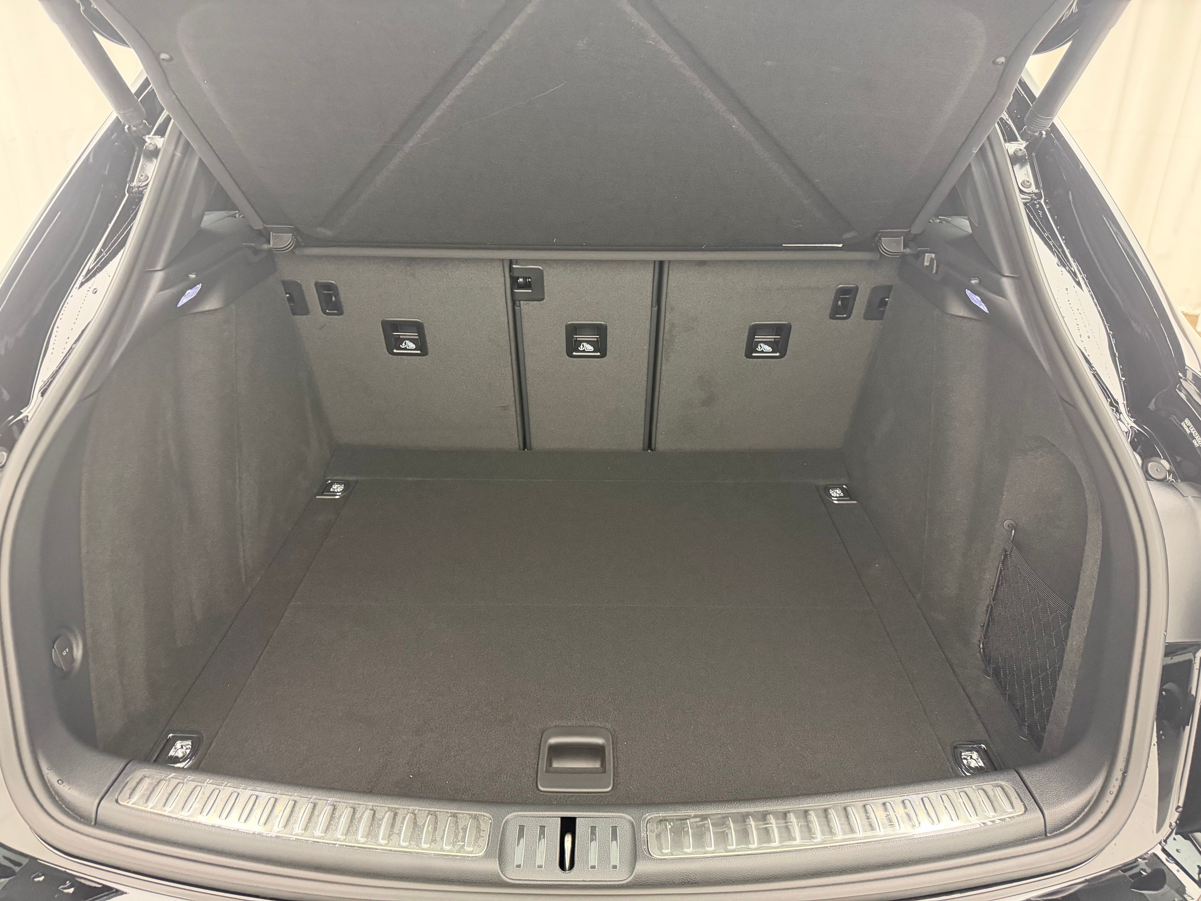 Thumbnail: 2026 Porsche Macan - 27