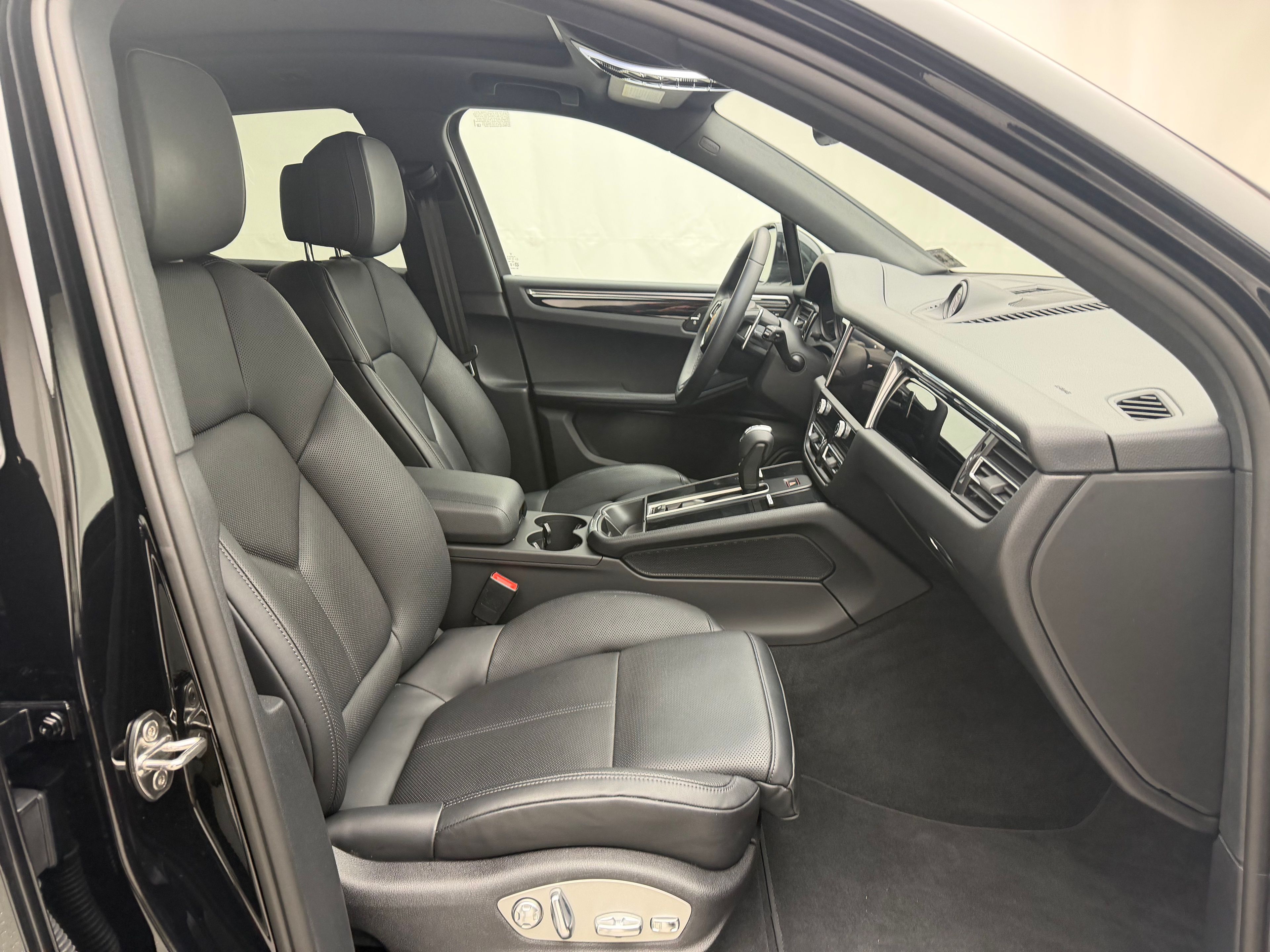 Thumbnail: 2025 Porsche Macan - 18