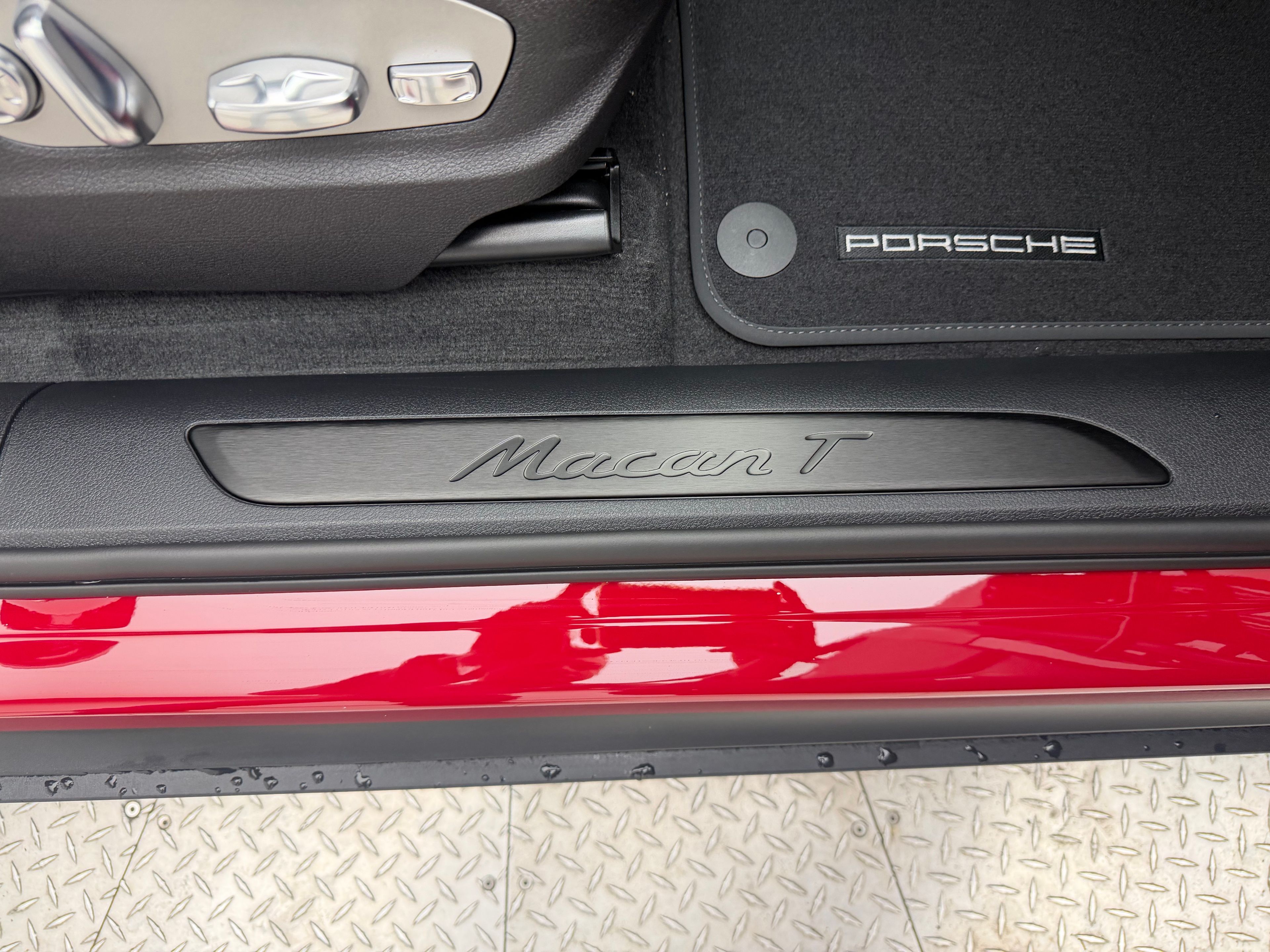 Thumbnail: 2026 Porsche Macan - 19