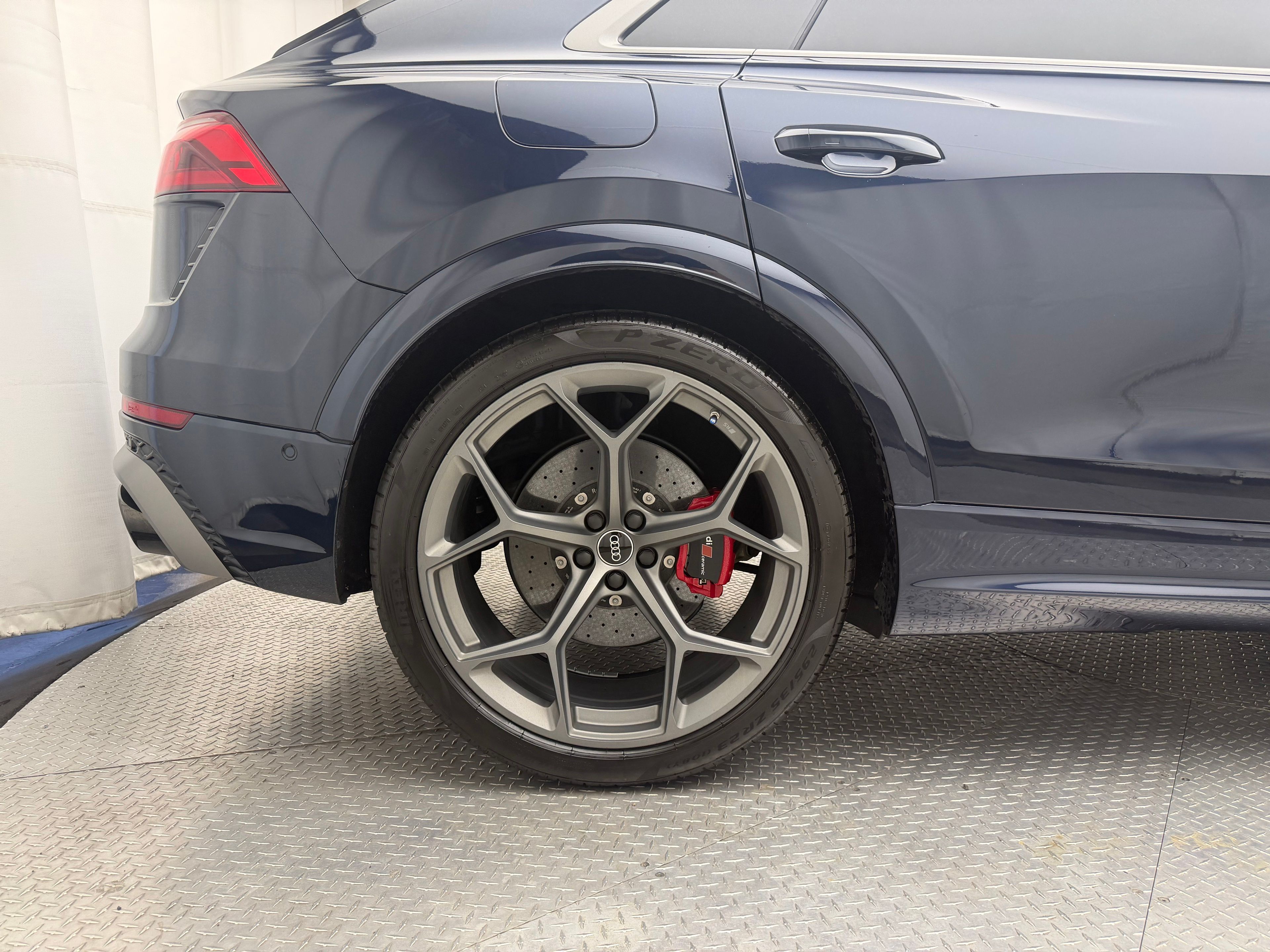 Thumbnail: 2025 Audi RS Q8 - 10