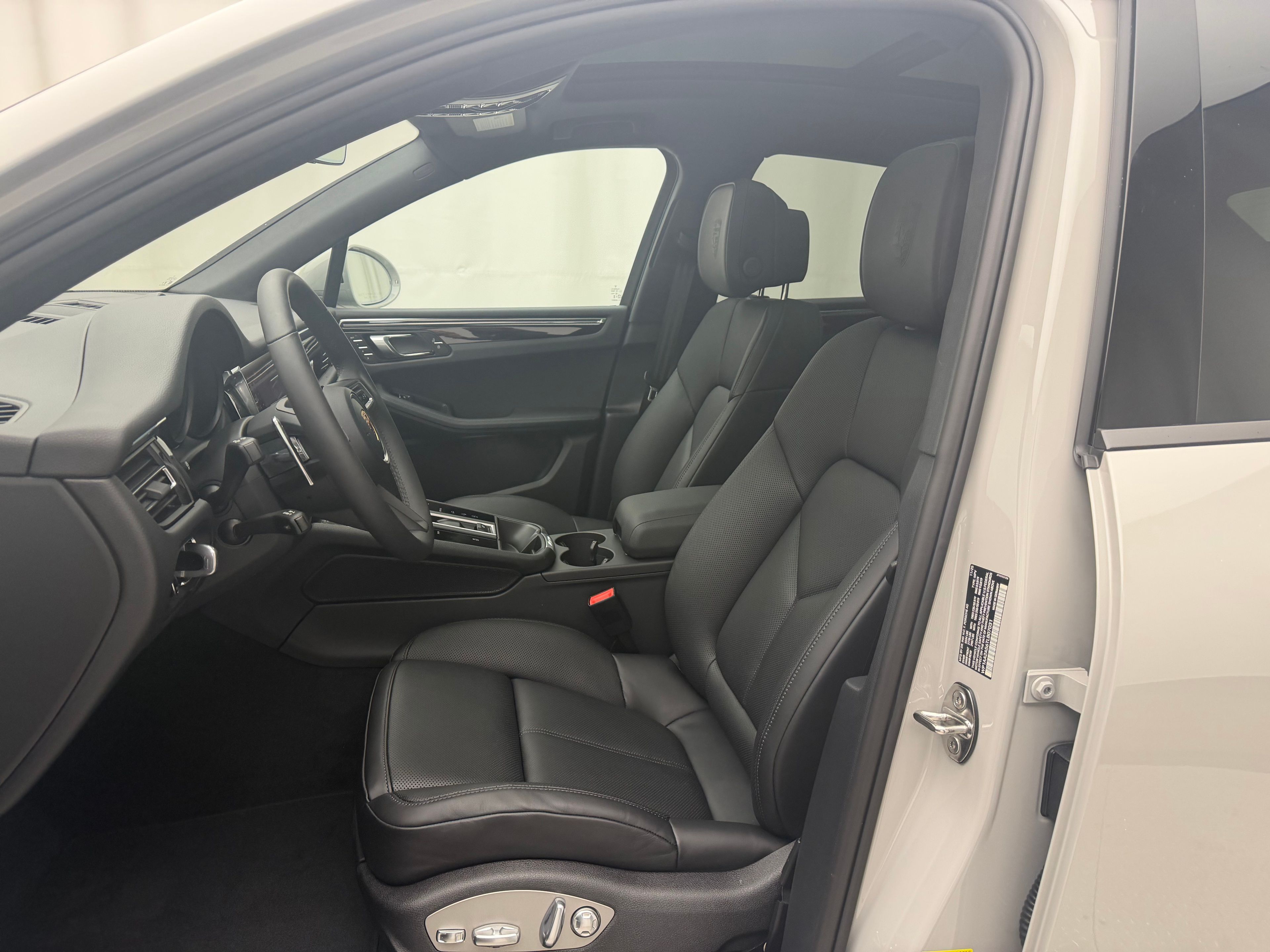 Thumbnail: 2026 Porsche Macan - 5