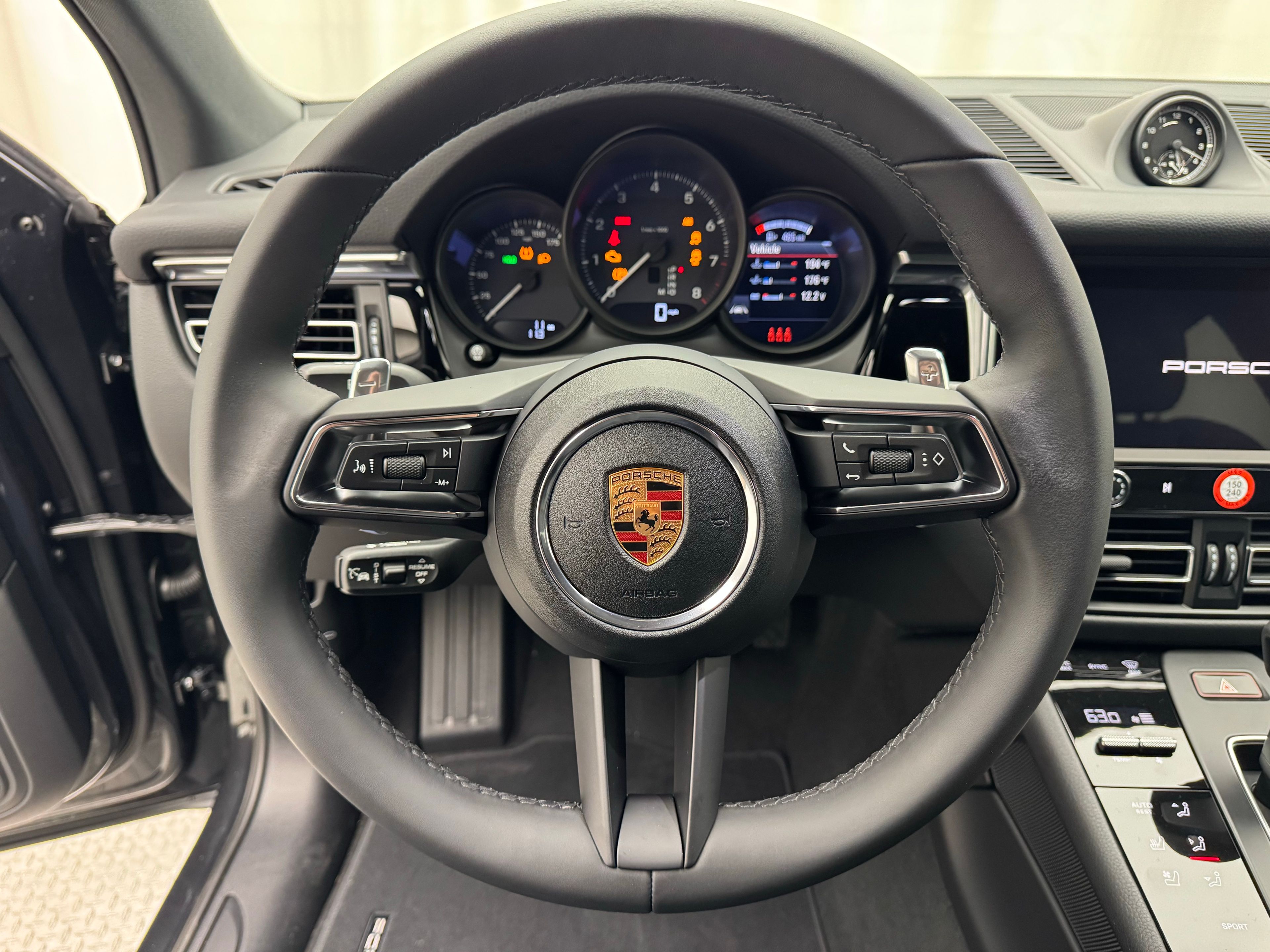 Thumbnail: 2026 Porsche Macan - 6