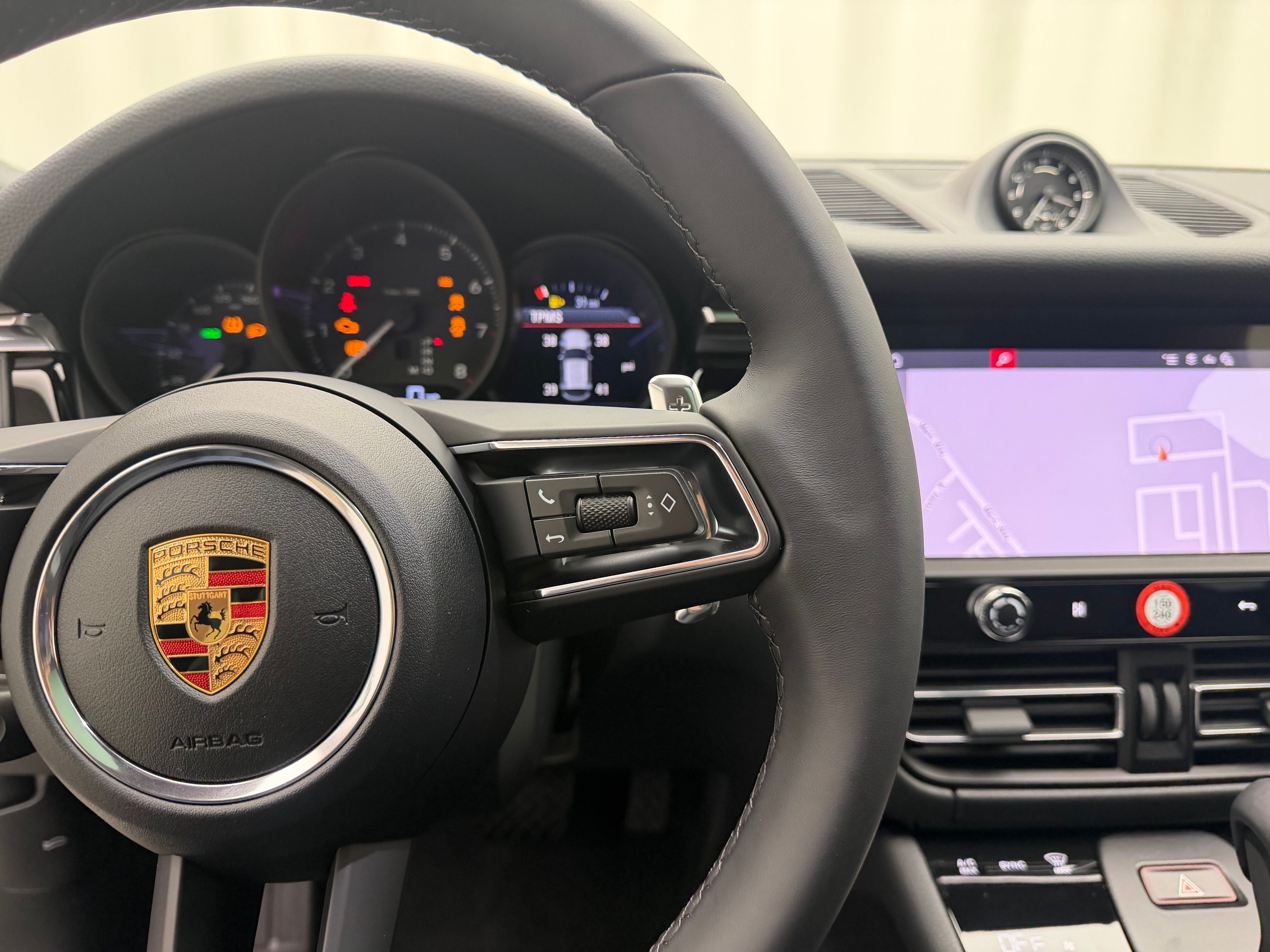 Thumbnail: 2026 Porsche Macan - 30