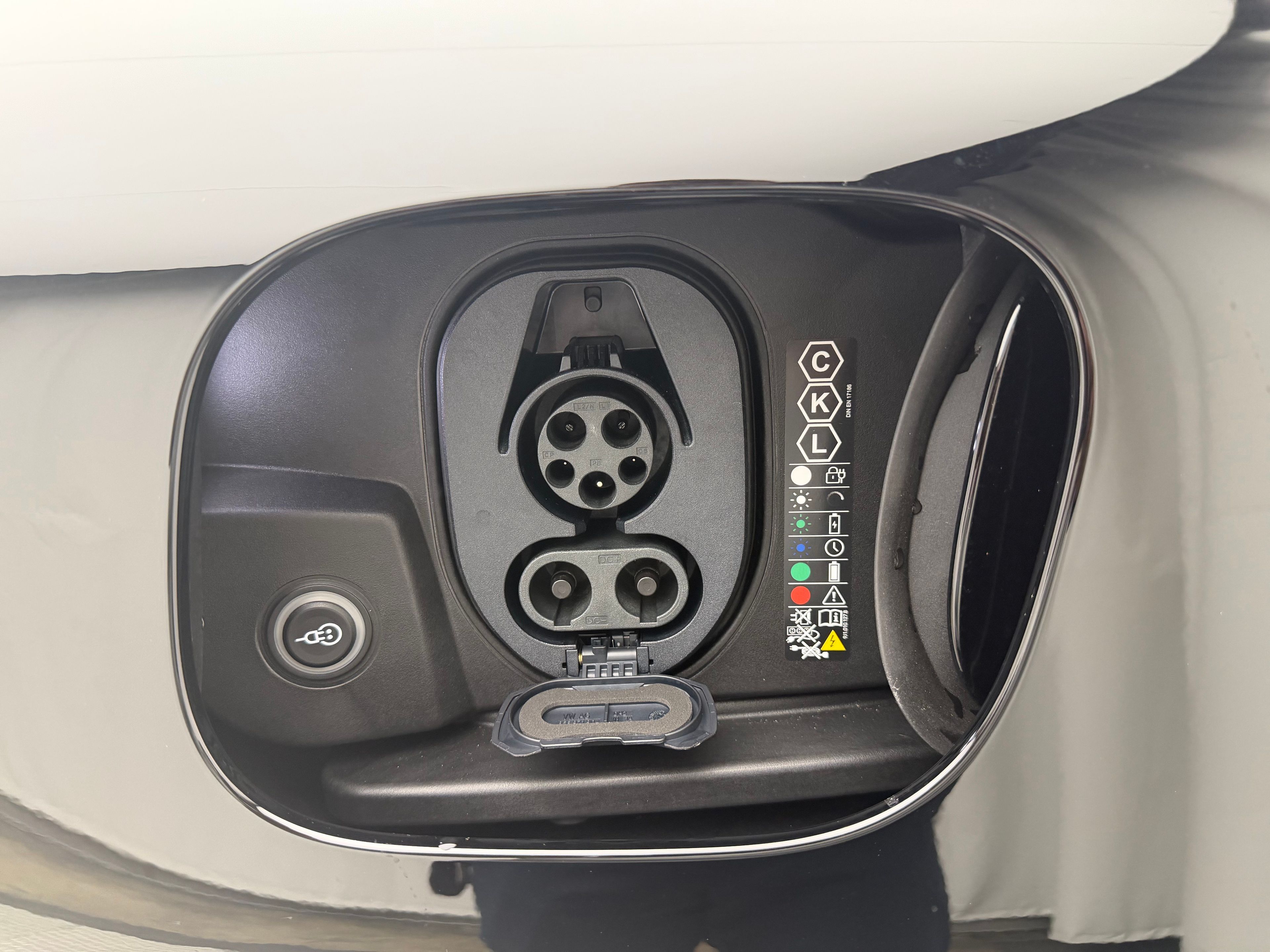 Thumbnail: 2025 Porsche Macan - 9