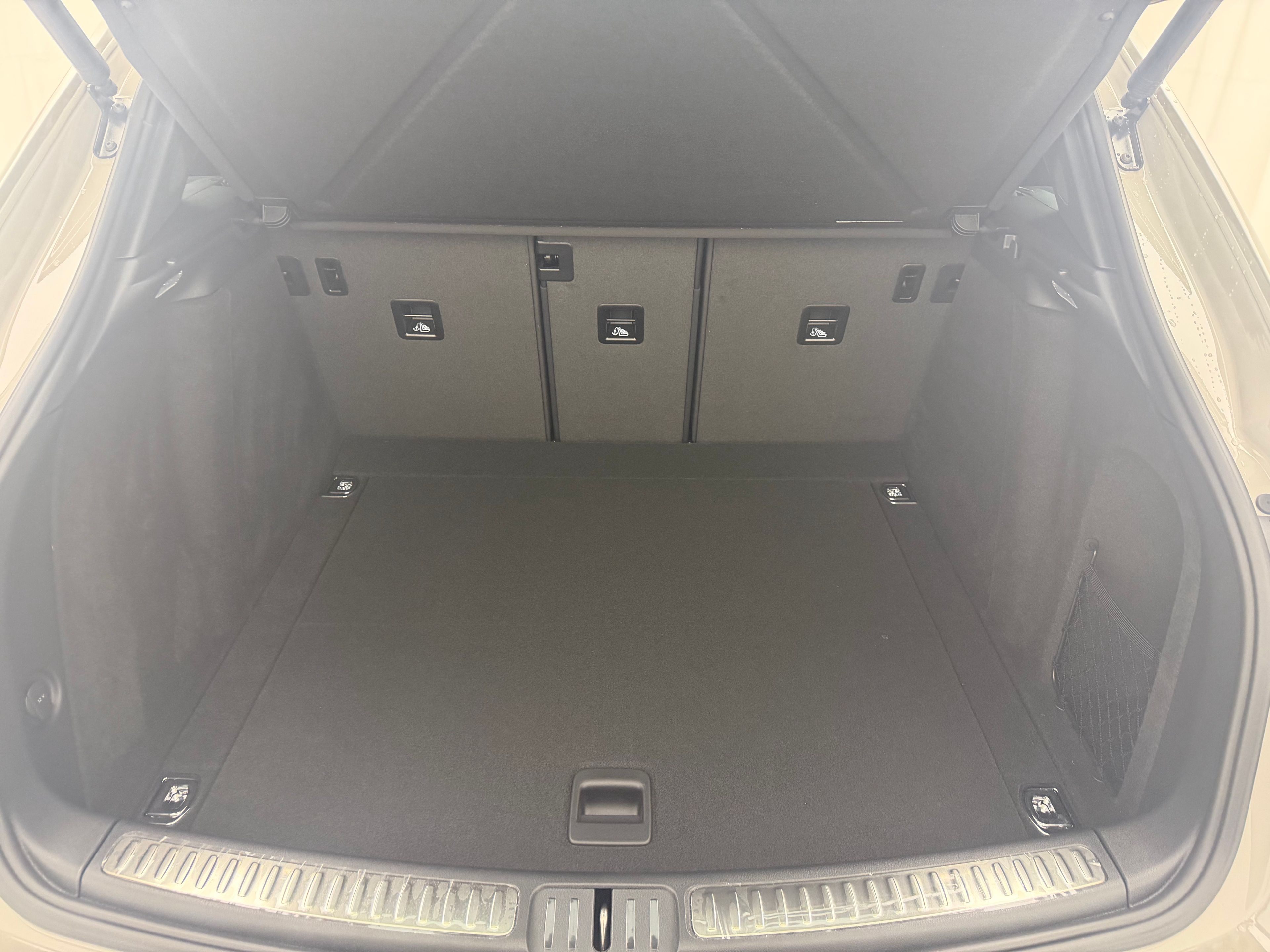 Thumbnail: 2026 Porsche Macan - 25