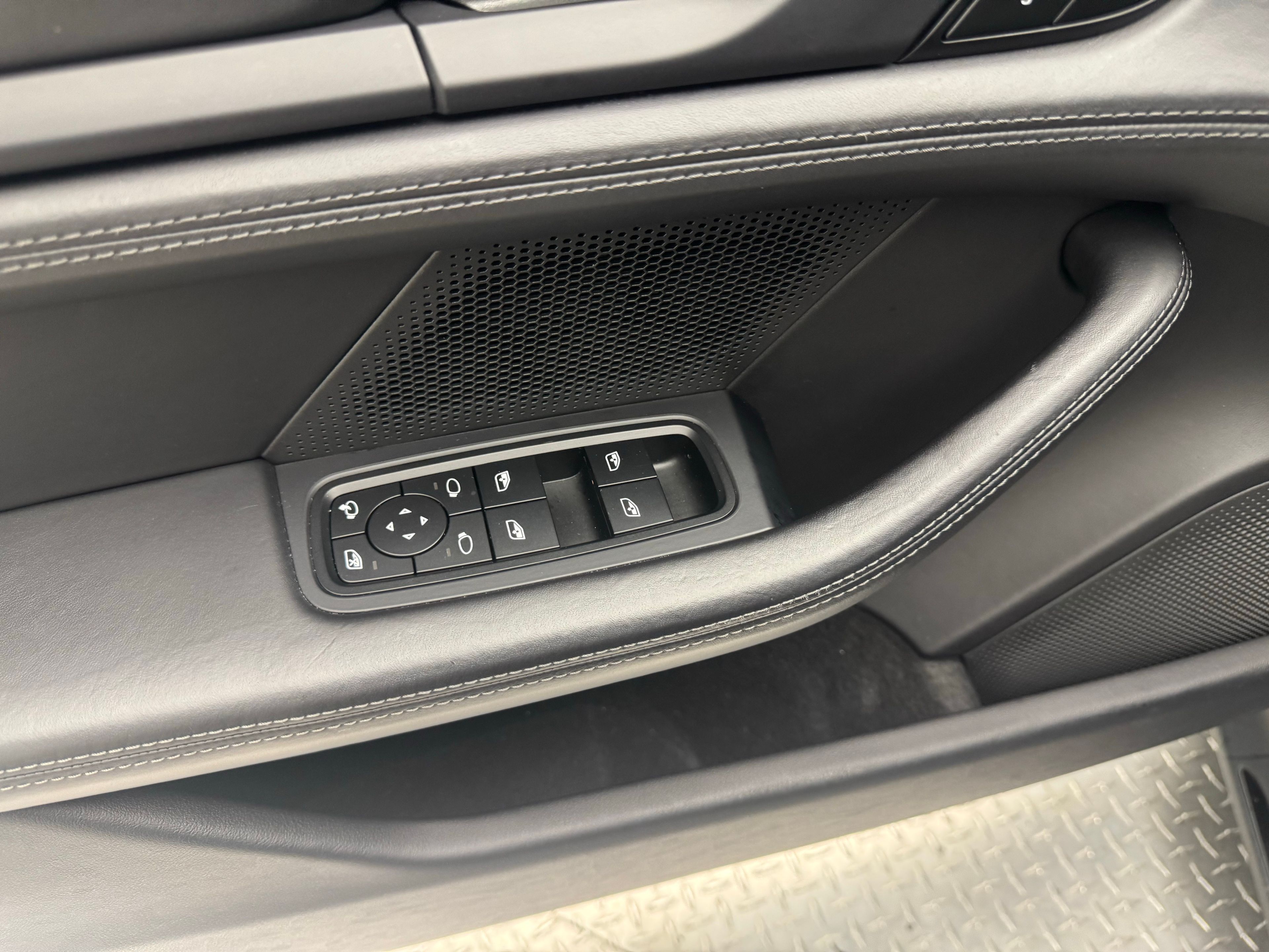 Thumbnail: 2023 Porsche Taycan - 32