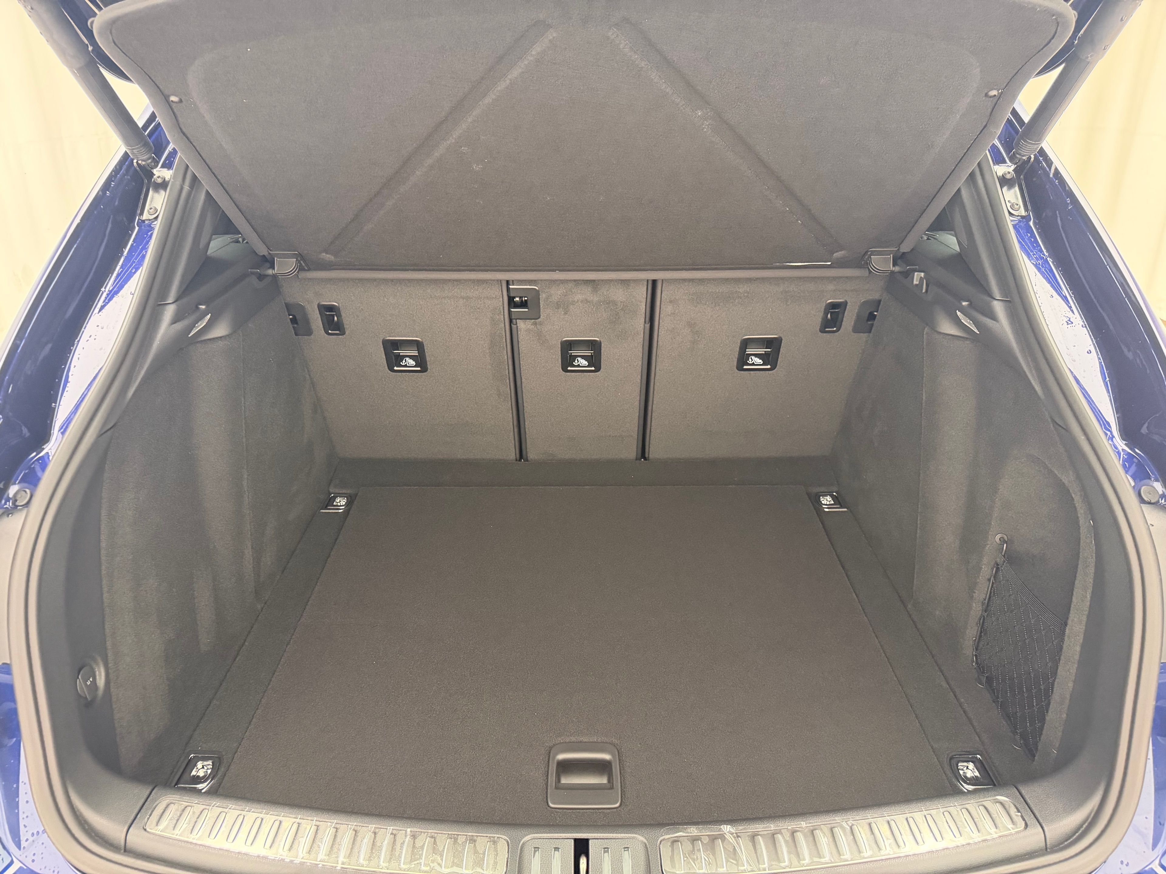 Thumbnail: 2026 Porsche Macan - 28