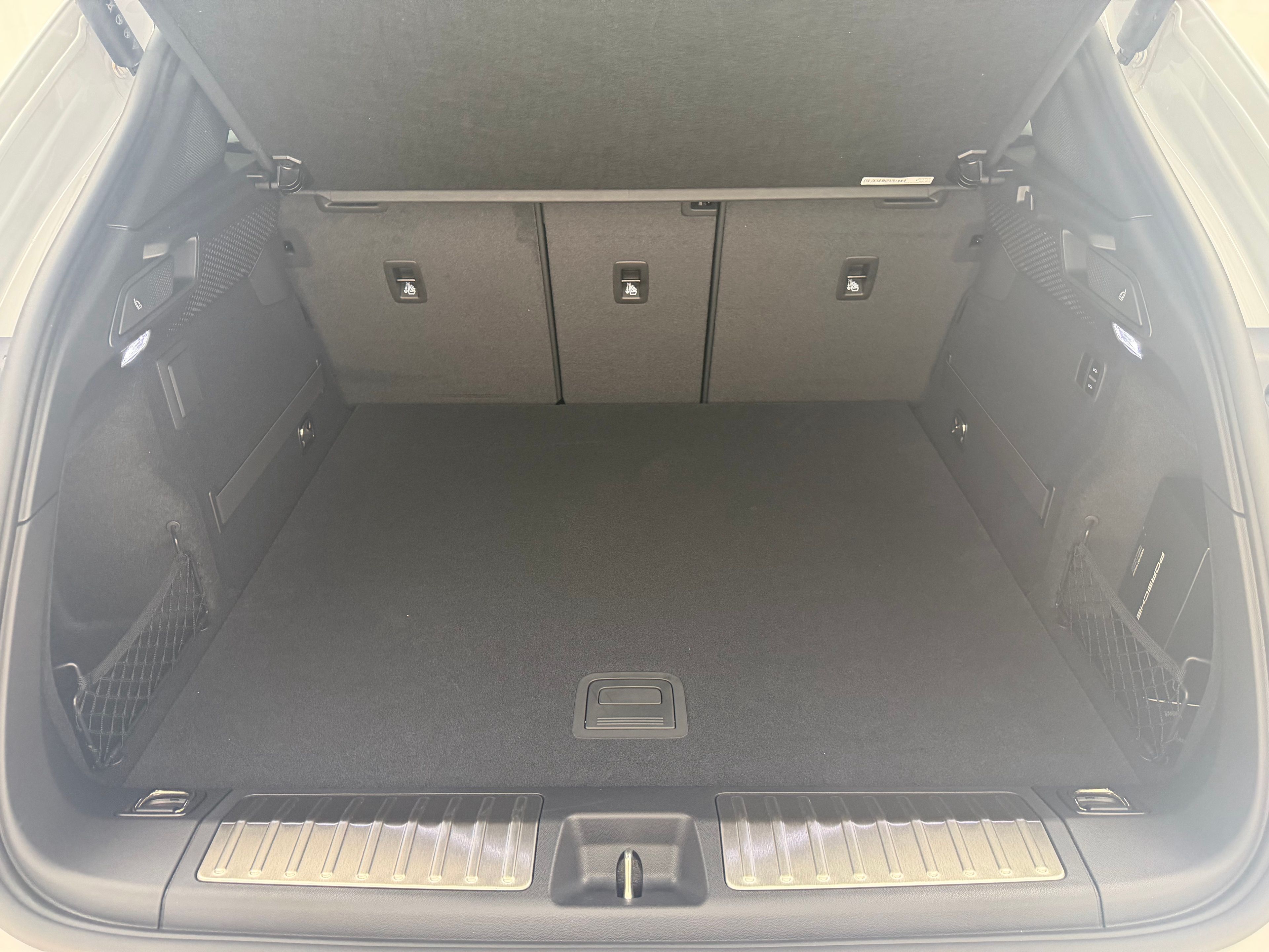 Thumbnail: 2026 Porsche Macan - 25