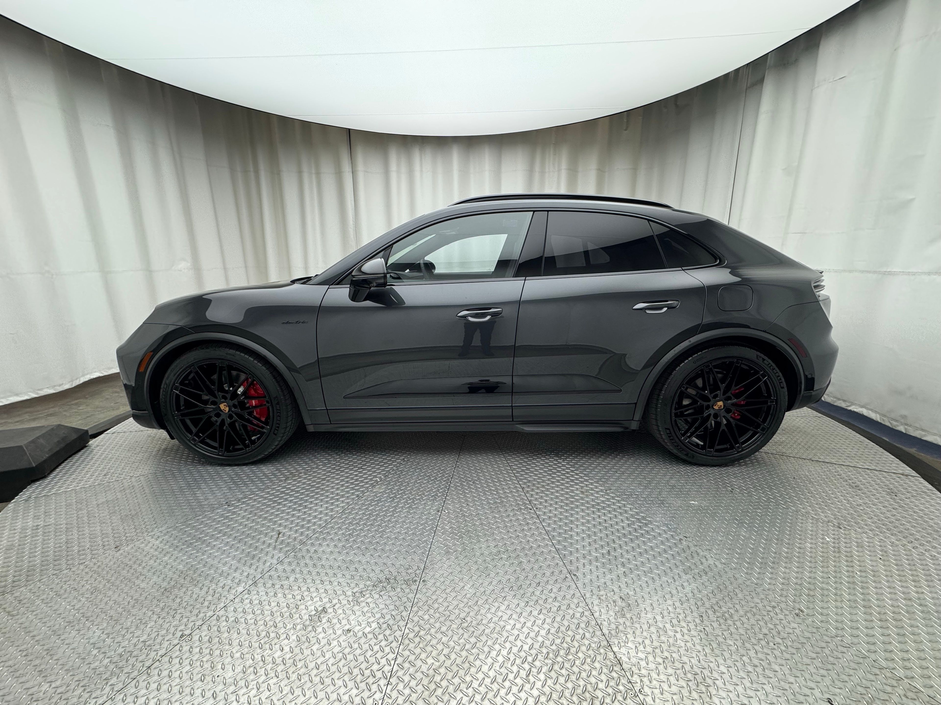 Thumbnail: 2026 Porsche Macan - 2