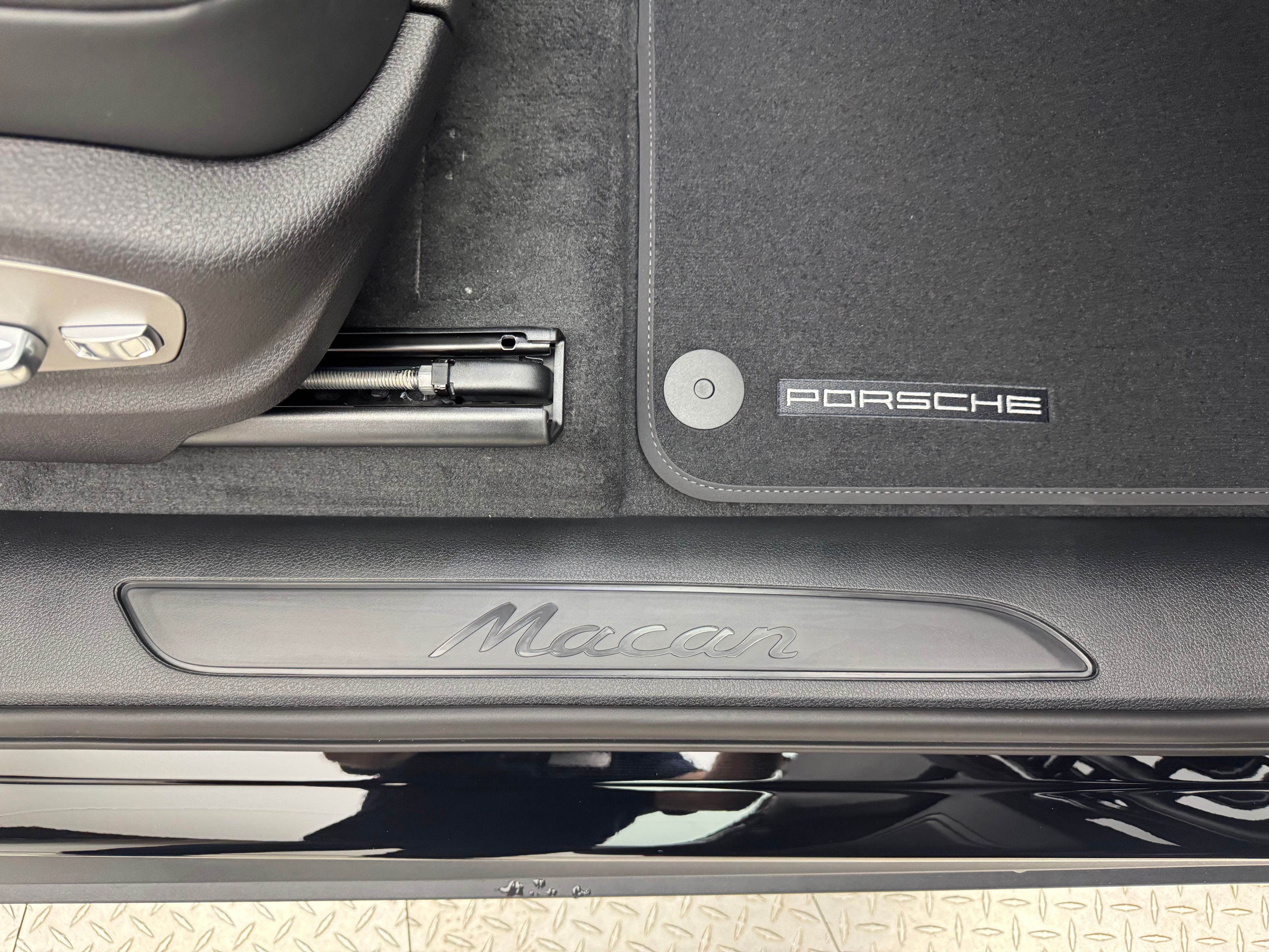 Thumbnail: 2026 Porsche Macan - 27