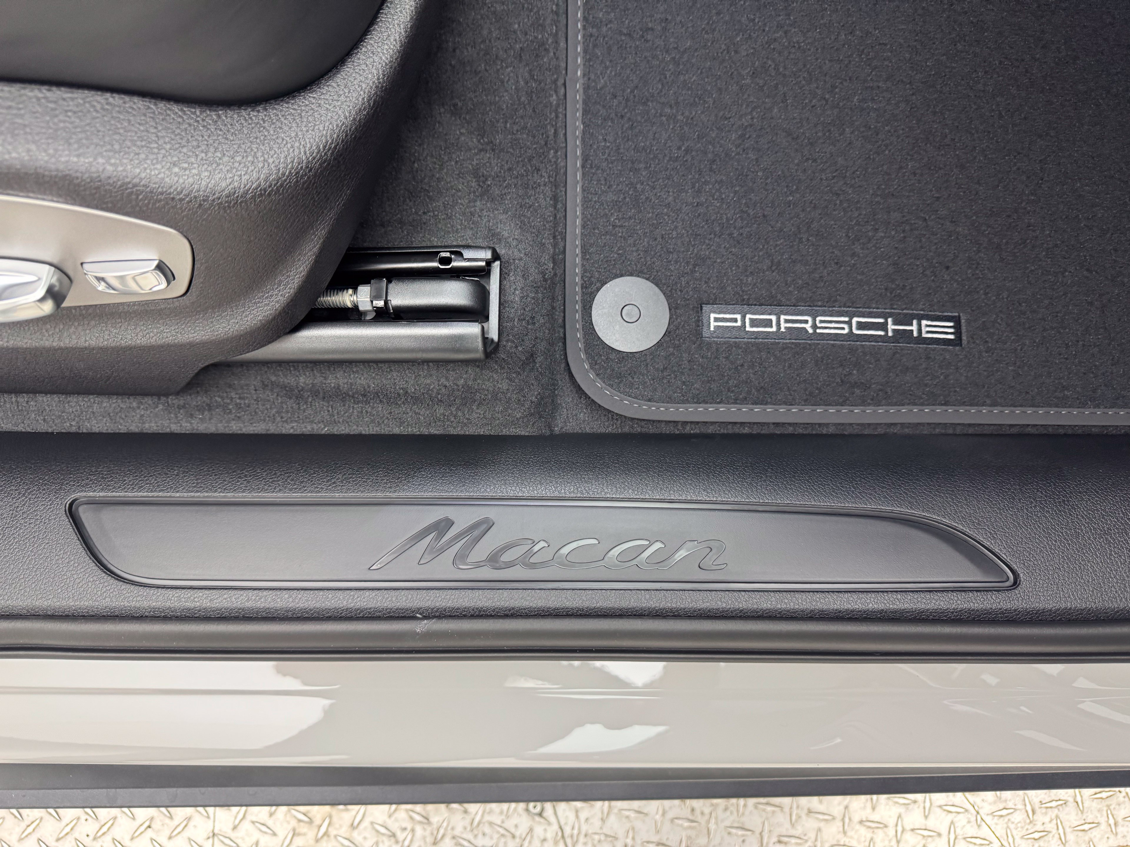 Thumbnail: 2026 Porsche Macan - 28