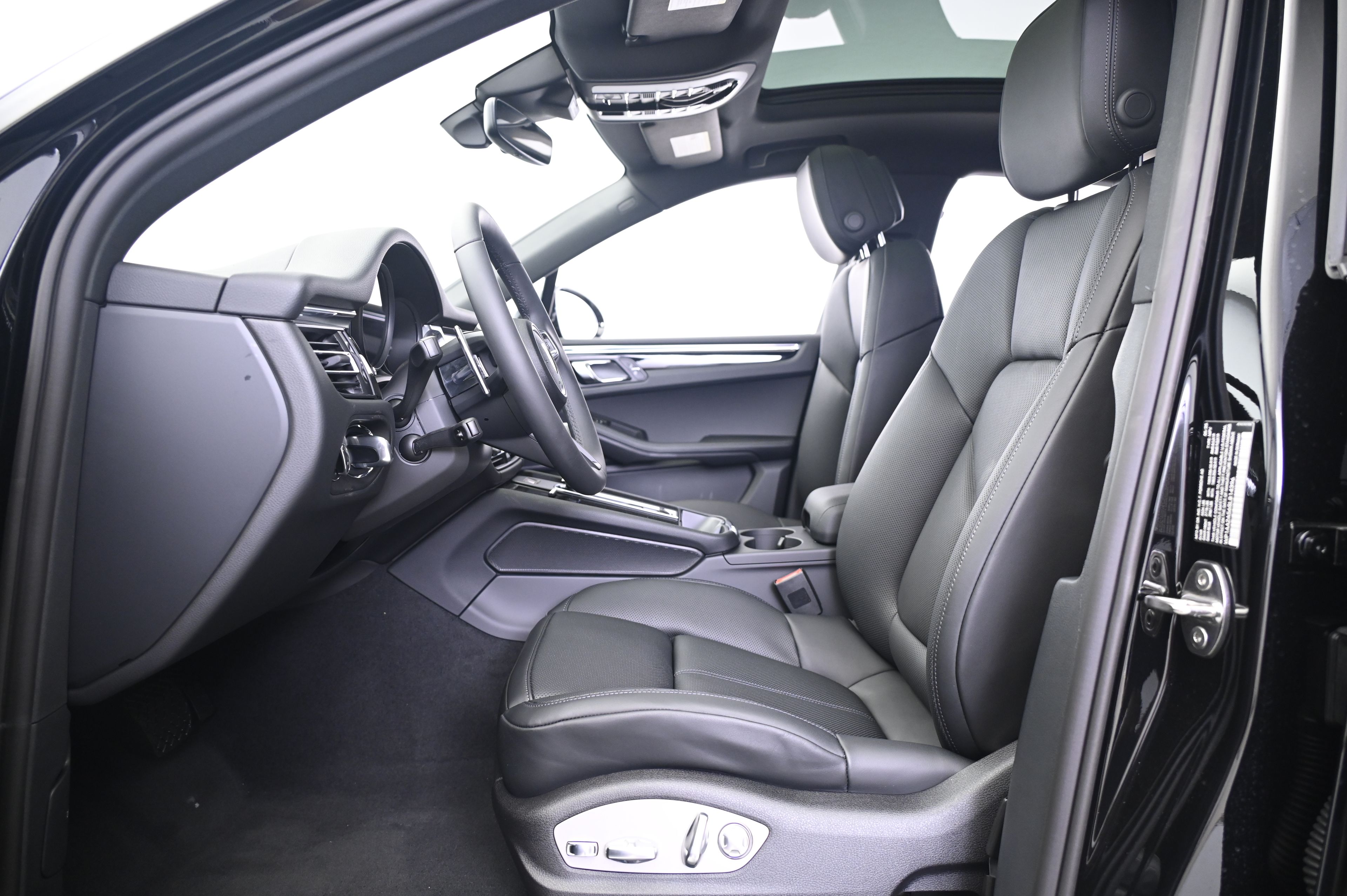 Thumbnail: 2025 Porsche Macan - 26