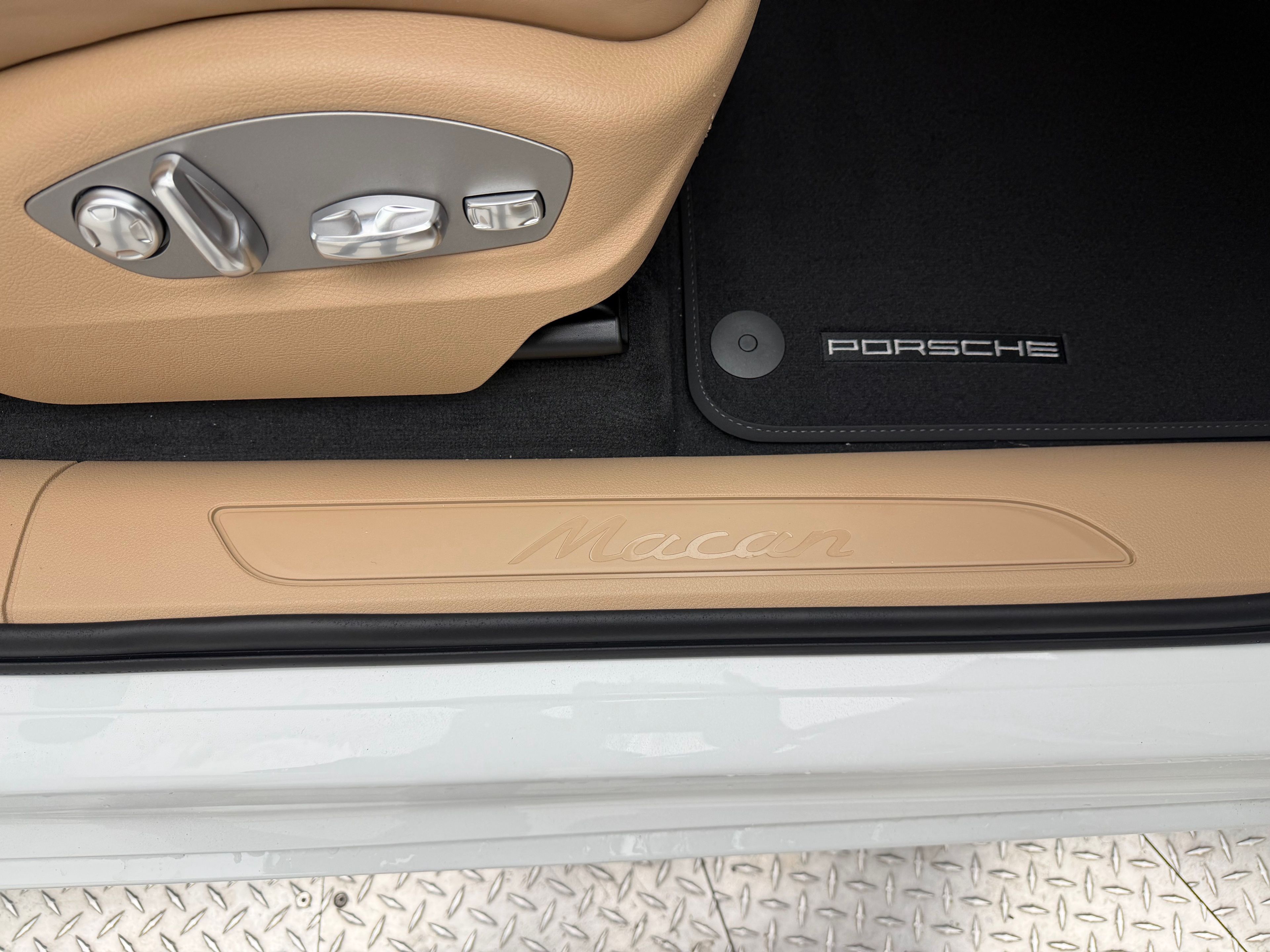 Thumbnail: 2026 Porsche Macan - 20