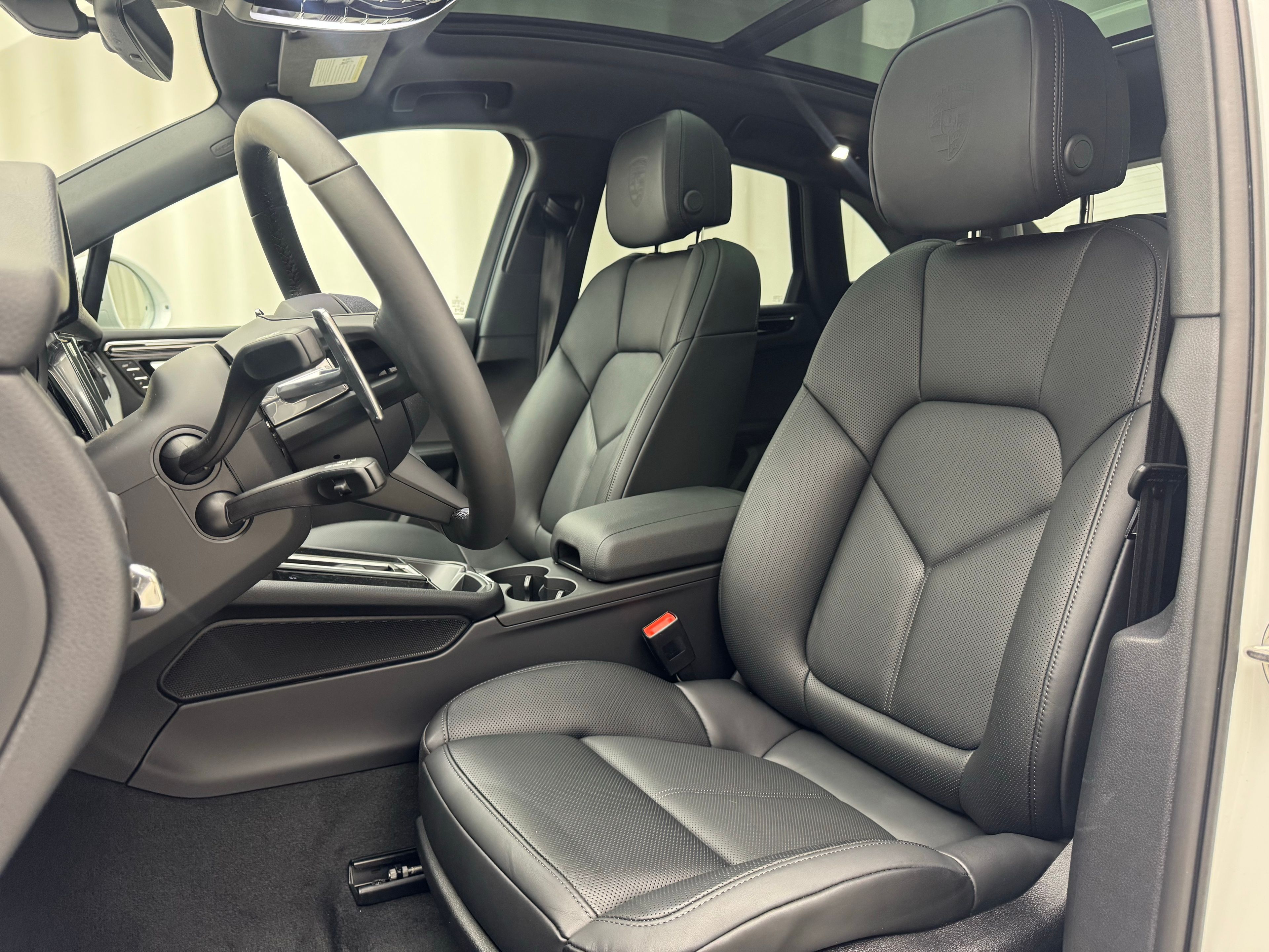 Thumbnail: 2026 Porsche Macan - 5